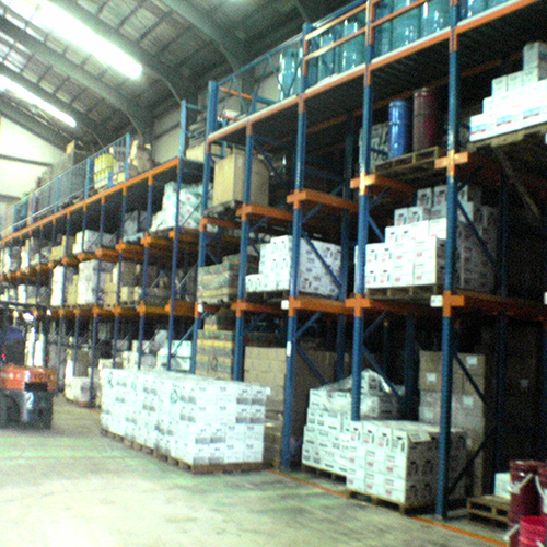 倉儲設備 : 駛入式棧板物料架上加基層面(重量型棧板鋼架)