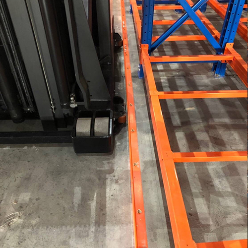 倉儲設備 : 窄巷式棧板物料架，地導軌與堆高機搭配(重量型棧板鋼架)