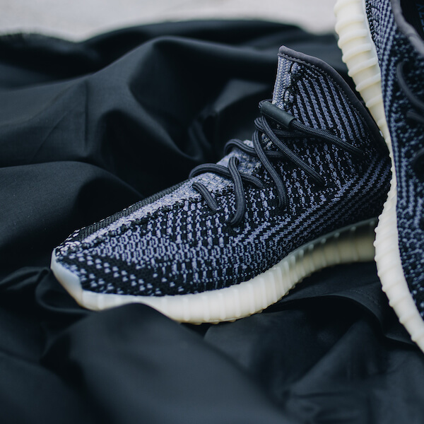 【 adidas YEEZY BOOST 350 V2 CARBON 限定款 】