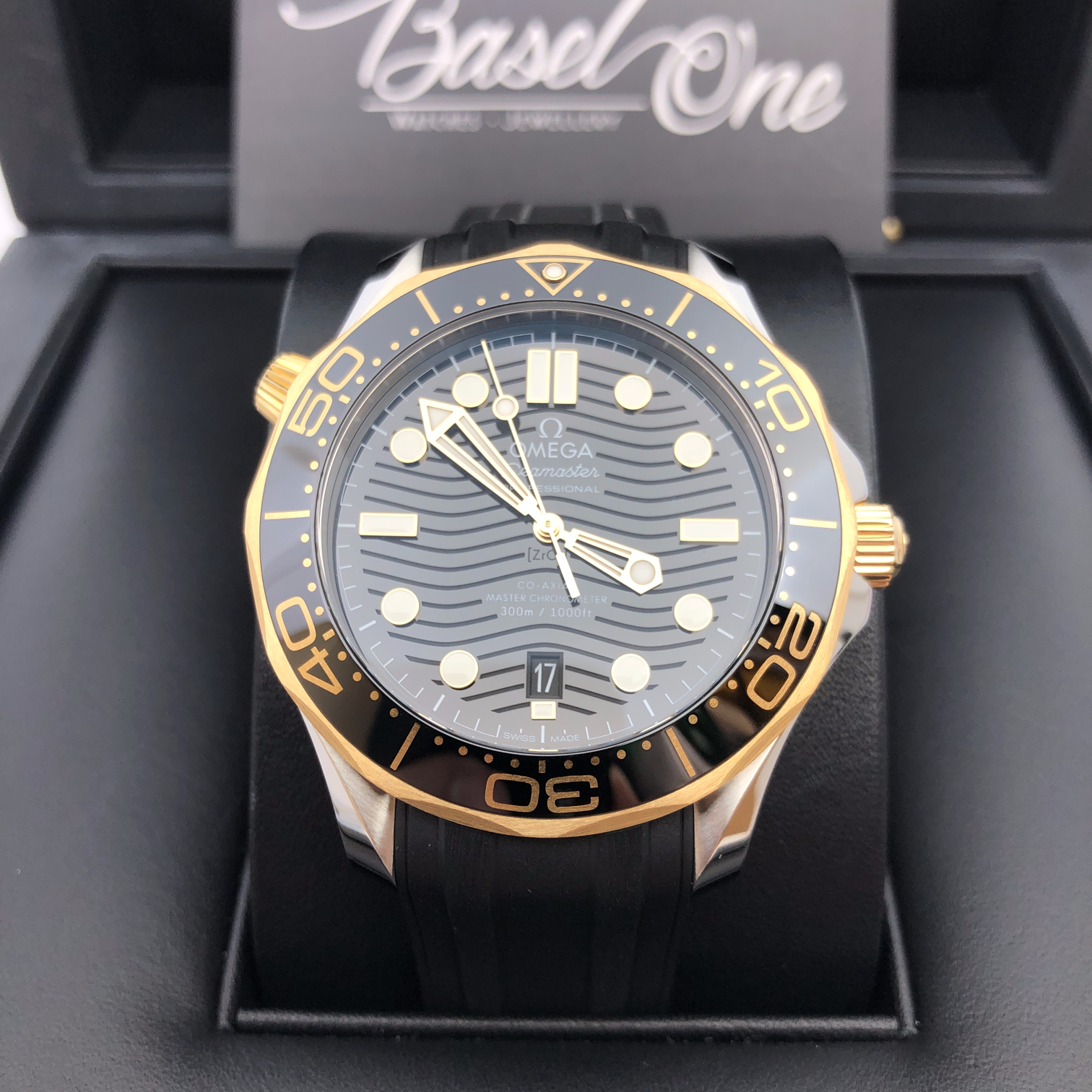 BRAND NEW OMEGA 210.22.42.20.01.001  21022422001001 SEA MASTER 300 YELLOW GOLD STEEL BLACK DIAL RUBBER STRAP CO‑AXIAL MASTER CHRONOMETER 42MM