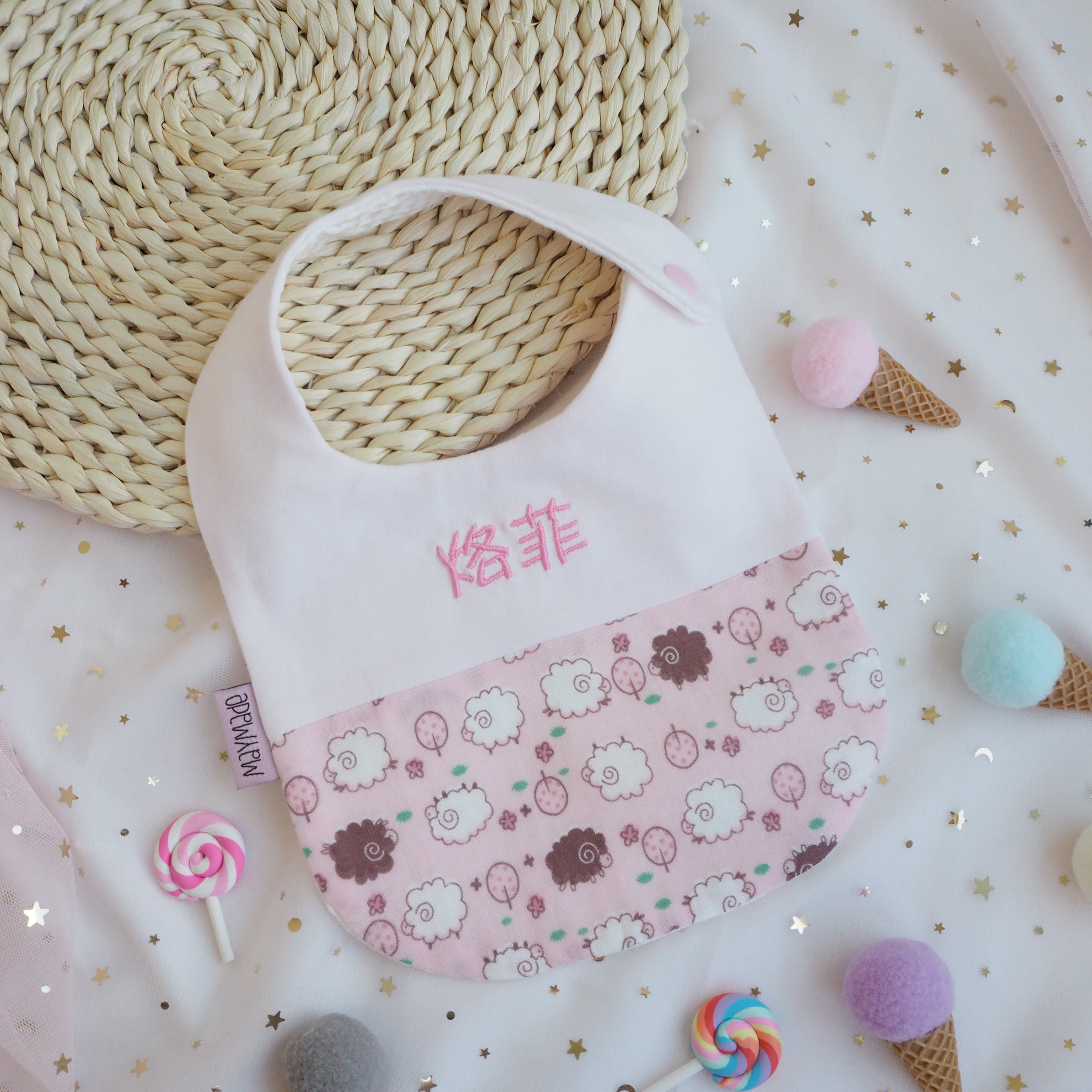 粉紅色小羊圖案 拼布款繡名口水肩