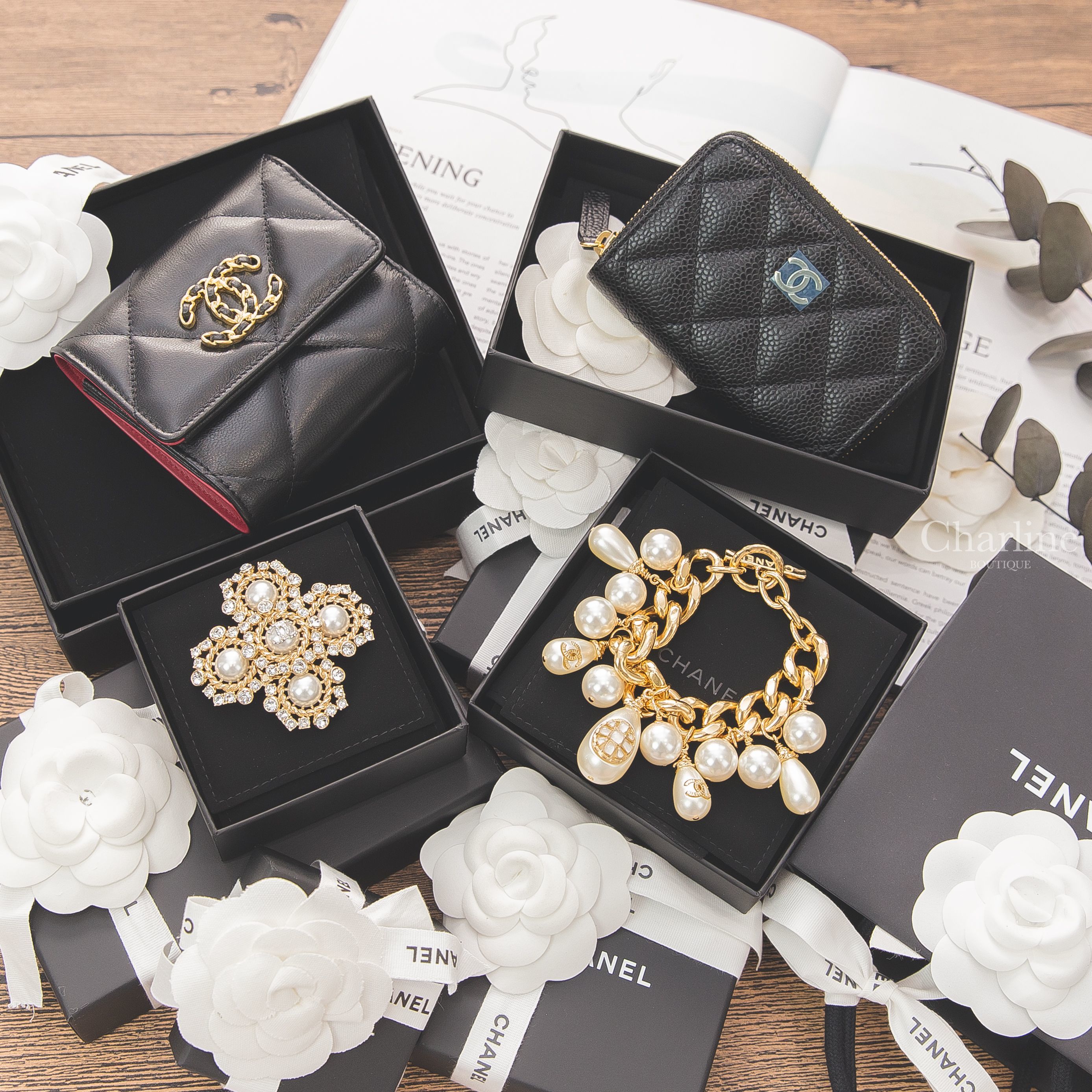 Chanel 黑色金CC荔枝紋卡片拉鍊零錢夾,Chanel 黑色金鍊帶CC酒紅色內裡大菱格山羊皮三折短夾,Chanel 金色白色珍珠水鑽CC胸針,Chanel 金色鏈帶大小金CC珍珠垂墜手鍊-Charline Boutique 精品代購