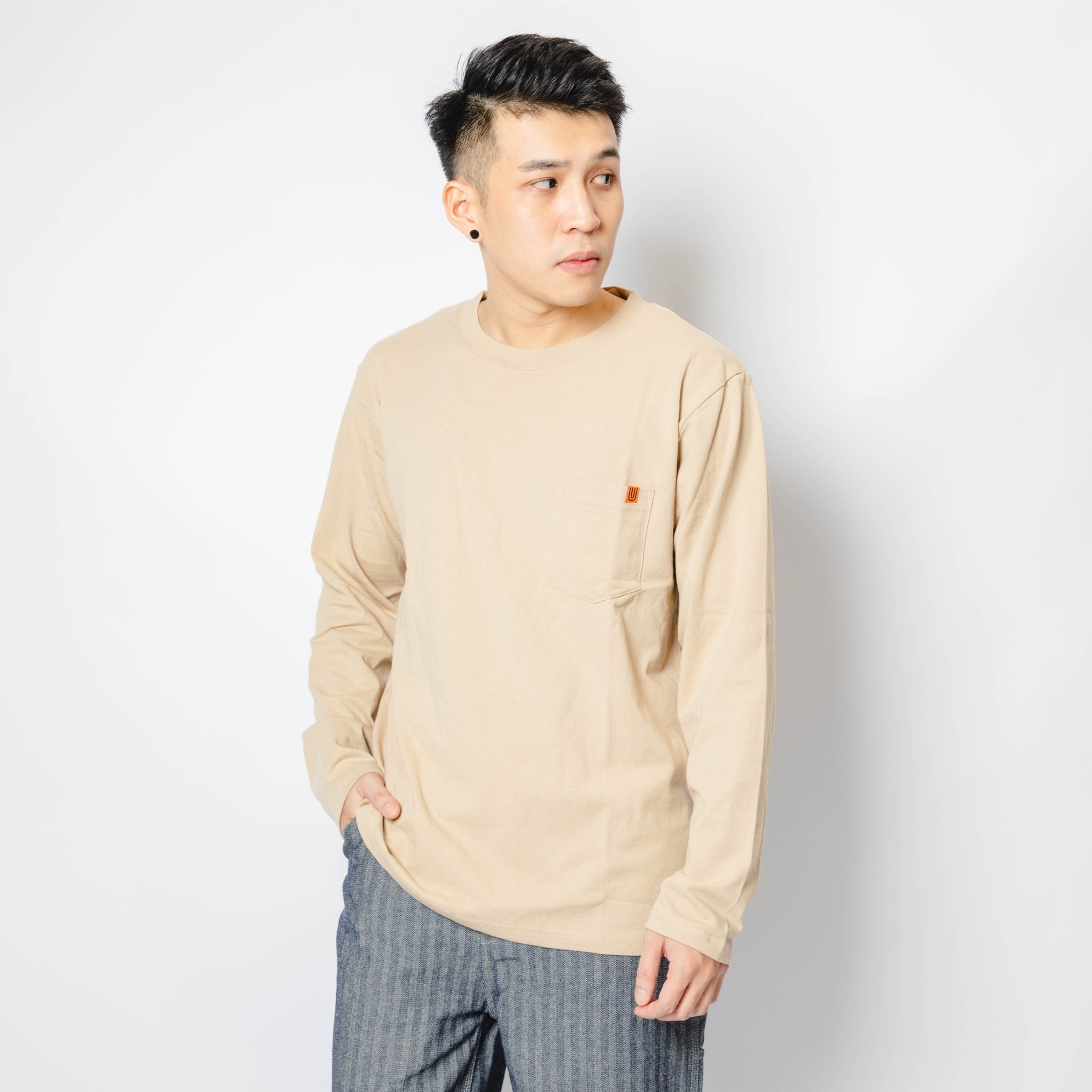 UNIVERSAL OVERALL POCKET LONG SLEEVE TEE 素色 小標 口袋 長T 男女款【U933215】