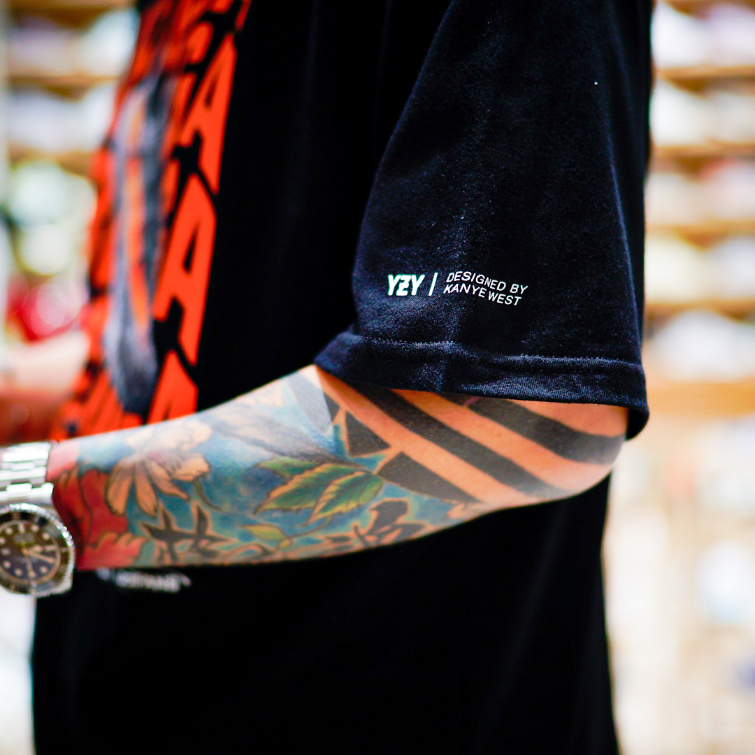 【 adiFANS 原創設計 YEEZY 350 V2 BELUGA 短TEE 】