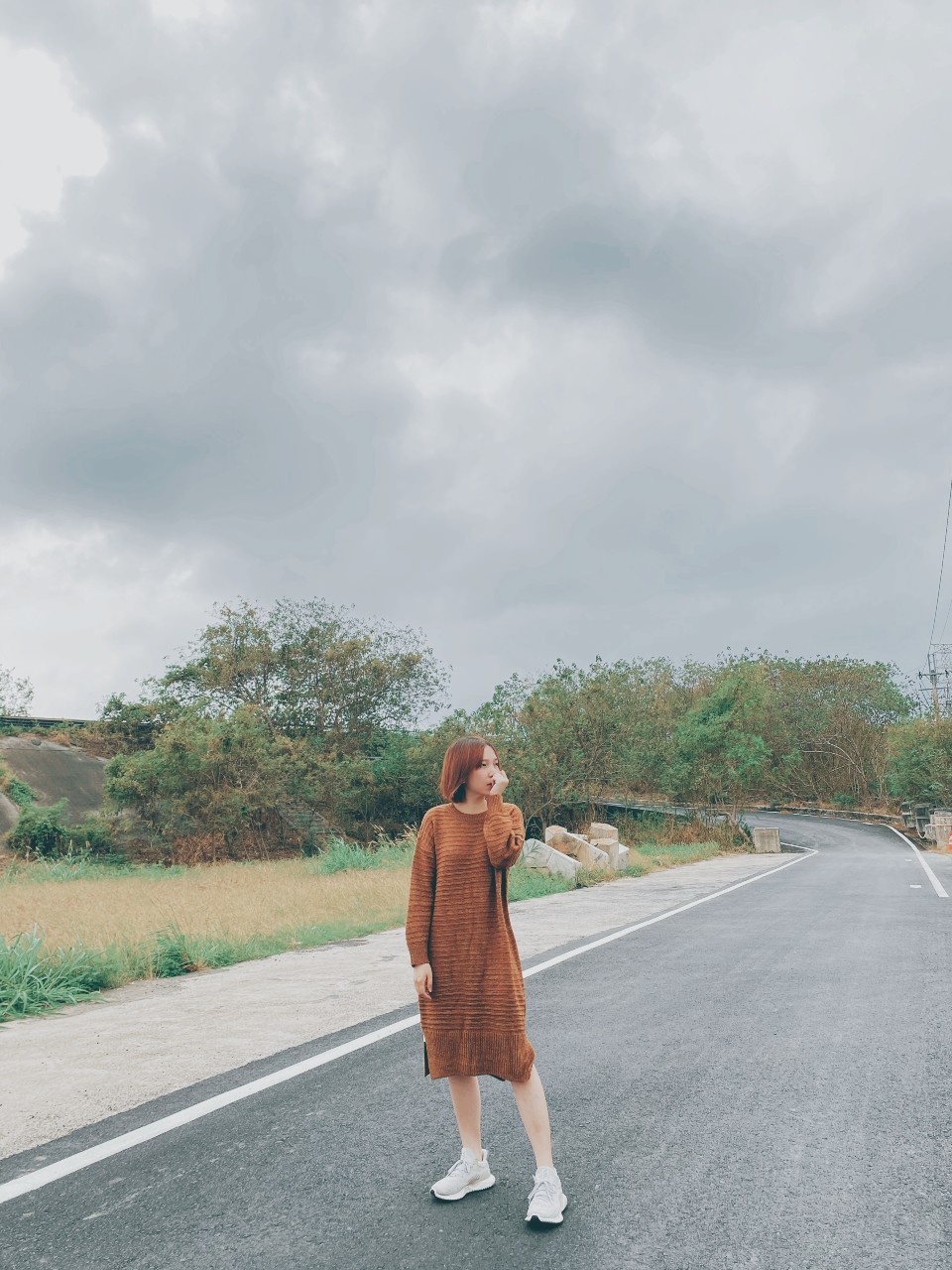 駝色毛海圓領針織洋裝上衣穿搭