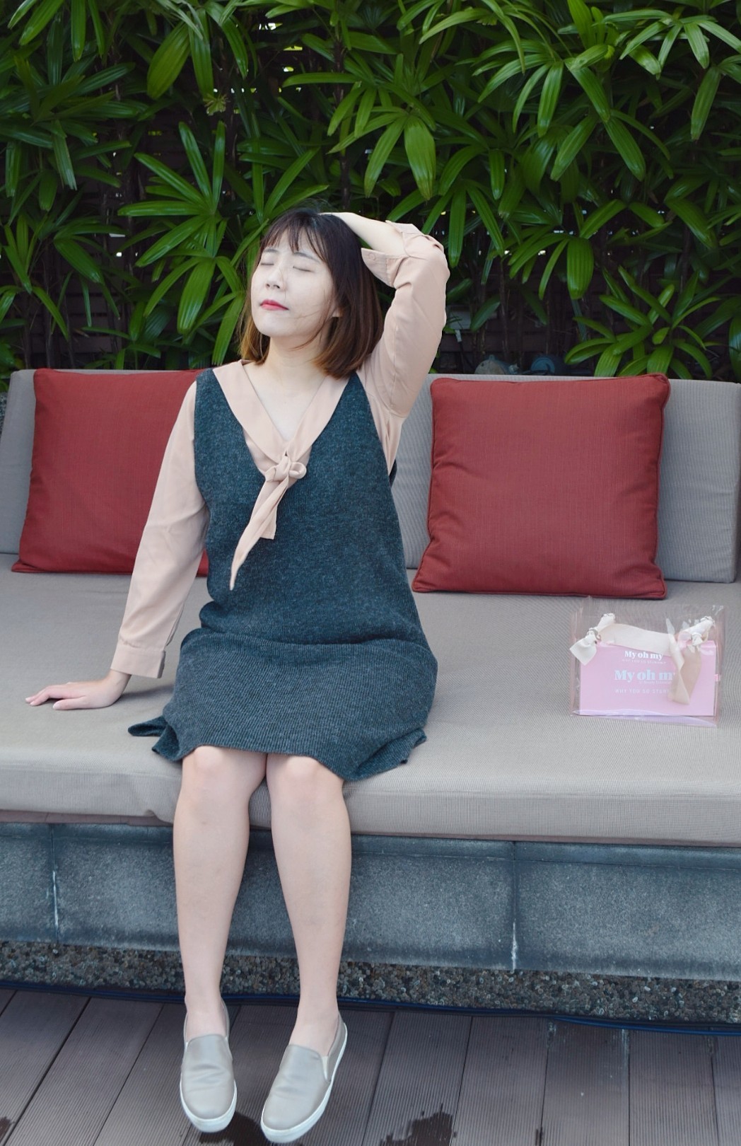 針織背心洋裝搭配雪紡上衣