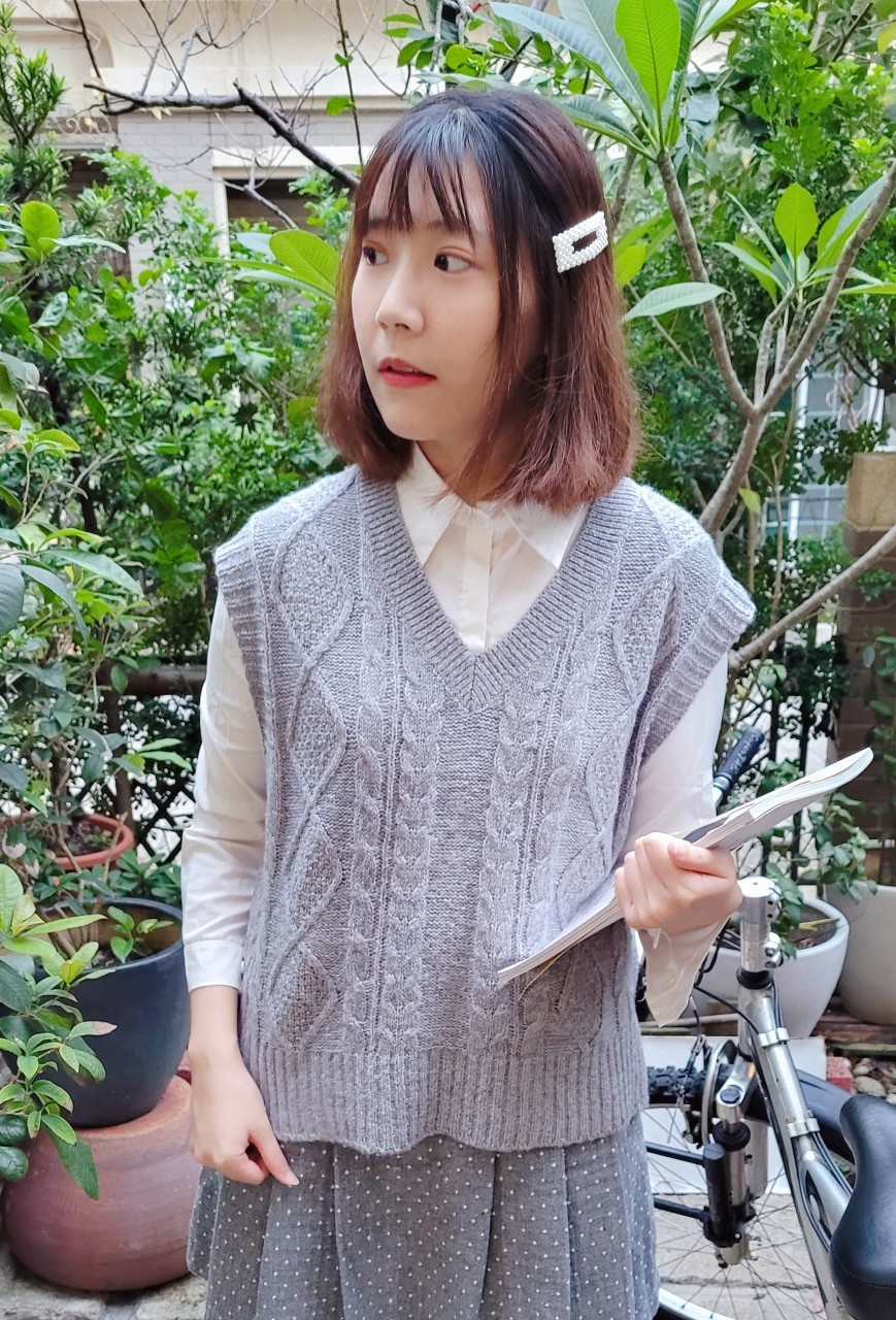 秋冬針織背心穿搭技巧：V領麻花針織背心穿搭百褶裙