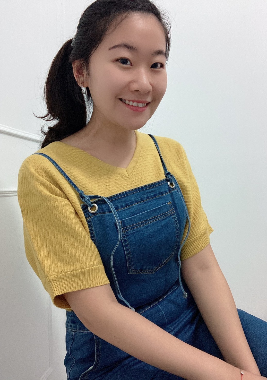 微肉型女生吊帶洋裝搭配寬版針織衫