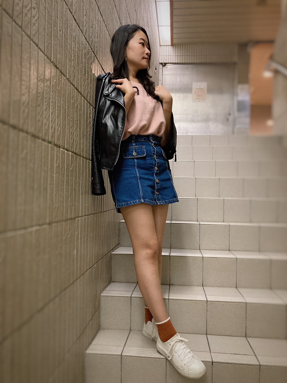 棉花糖女孩針織上衣搭配皮夾克個性化裝扮