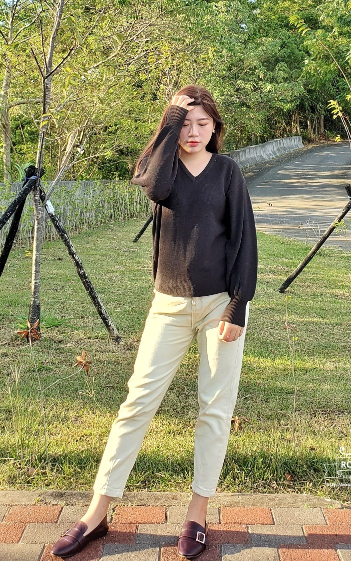 V領針織衫褲裝穿搭