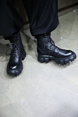 突出鞋底牛皮靴