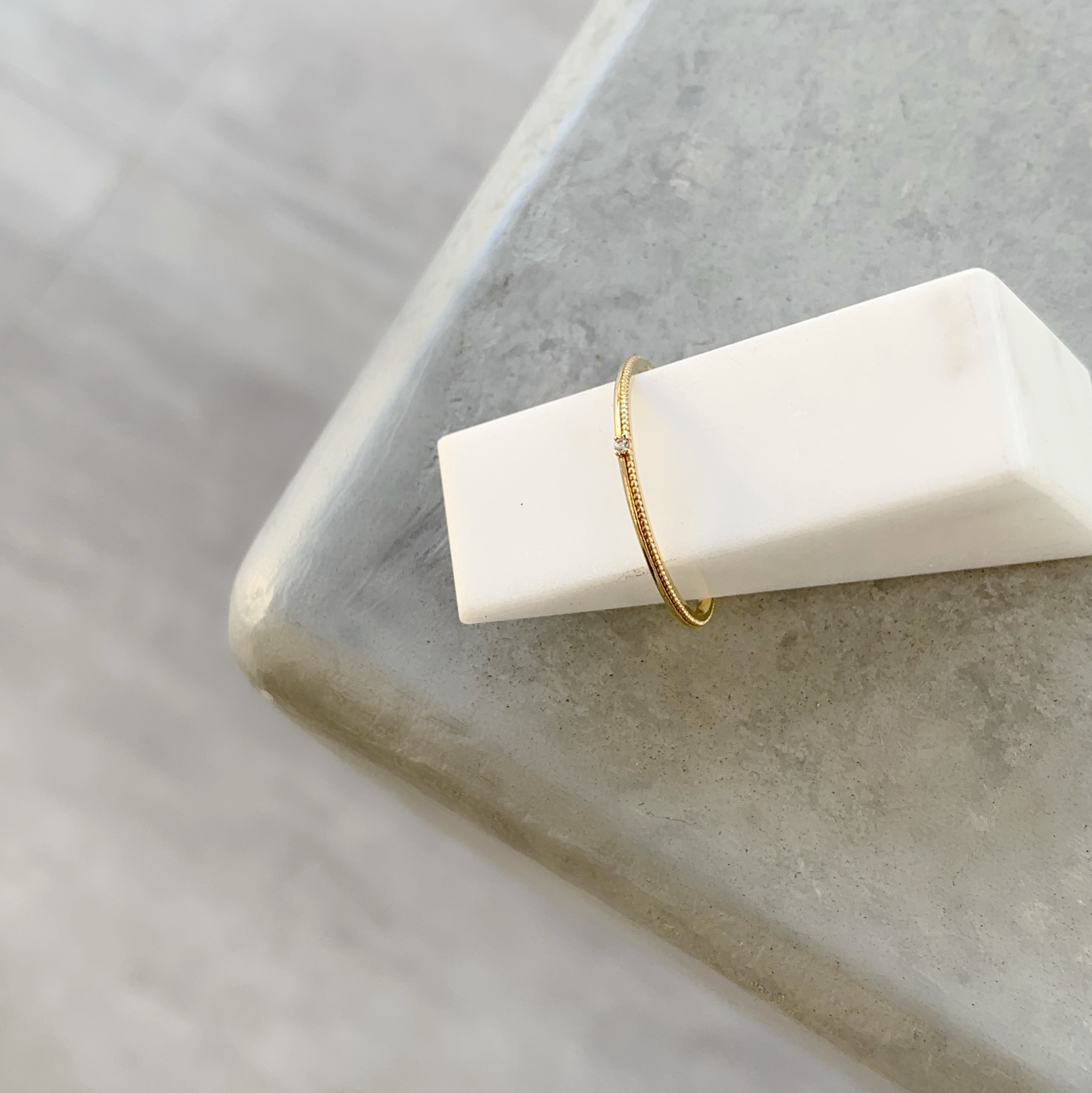 14K細緻滾邊單鋯戒指