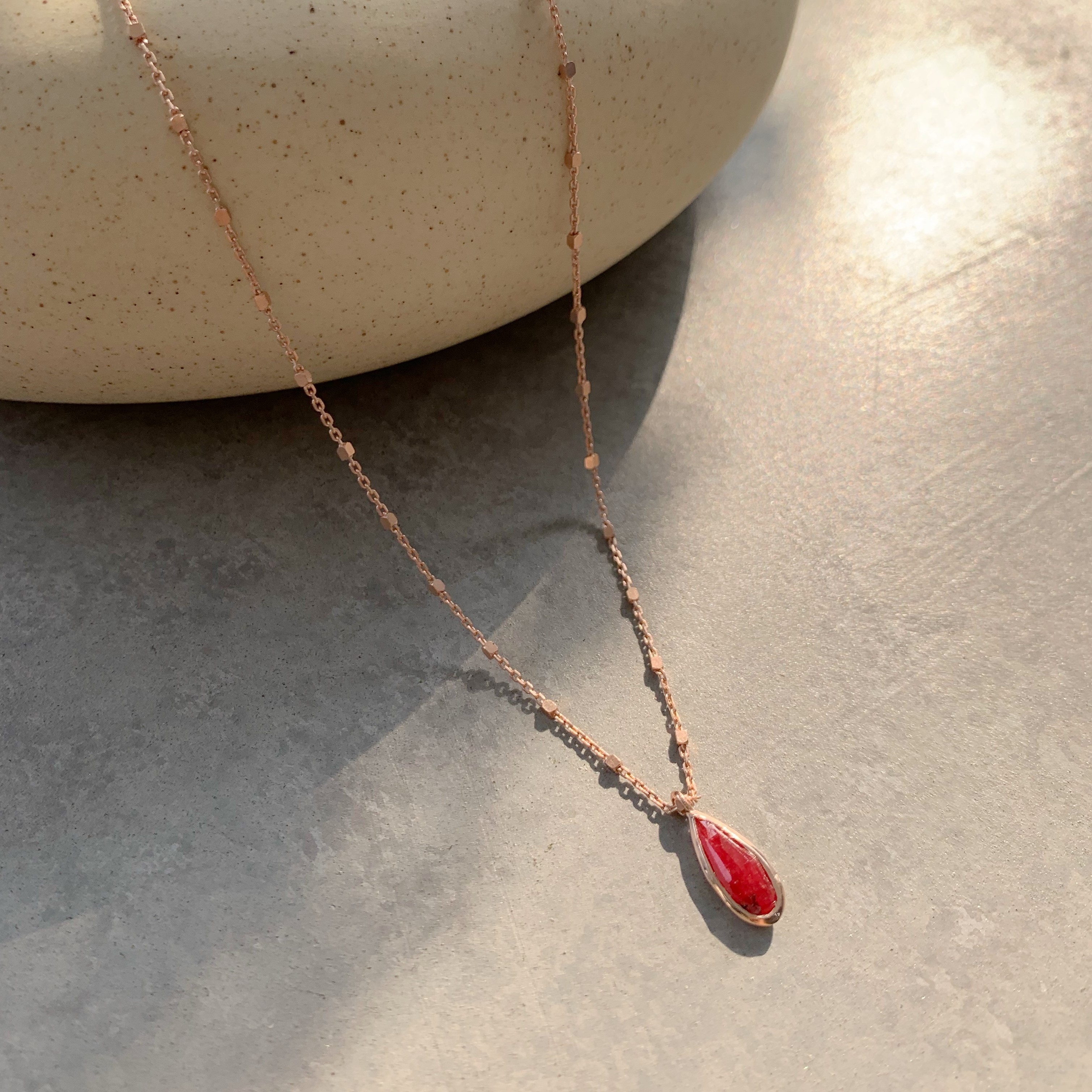 細長水滴紅寶石小方塊項鍊