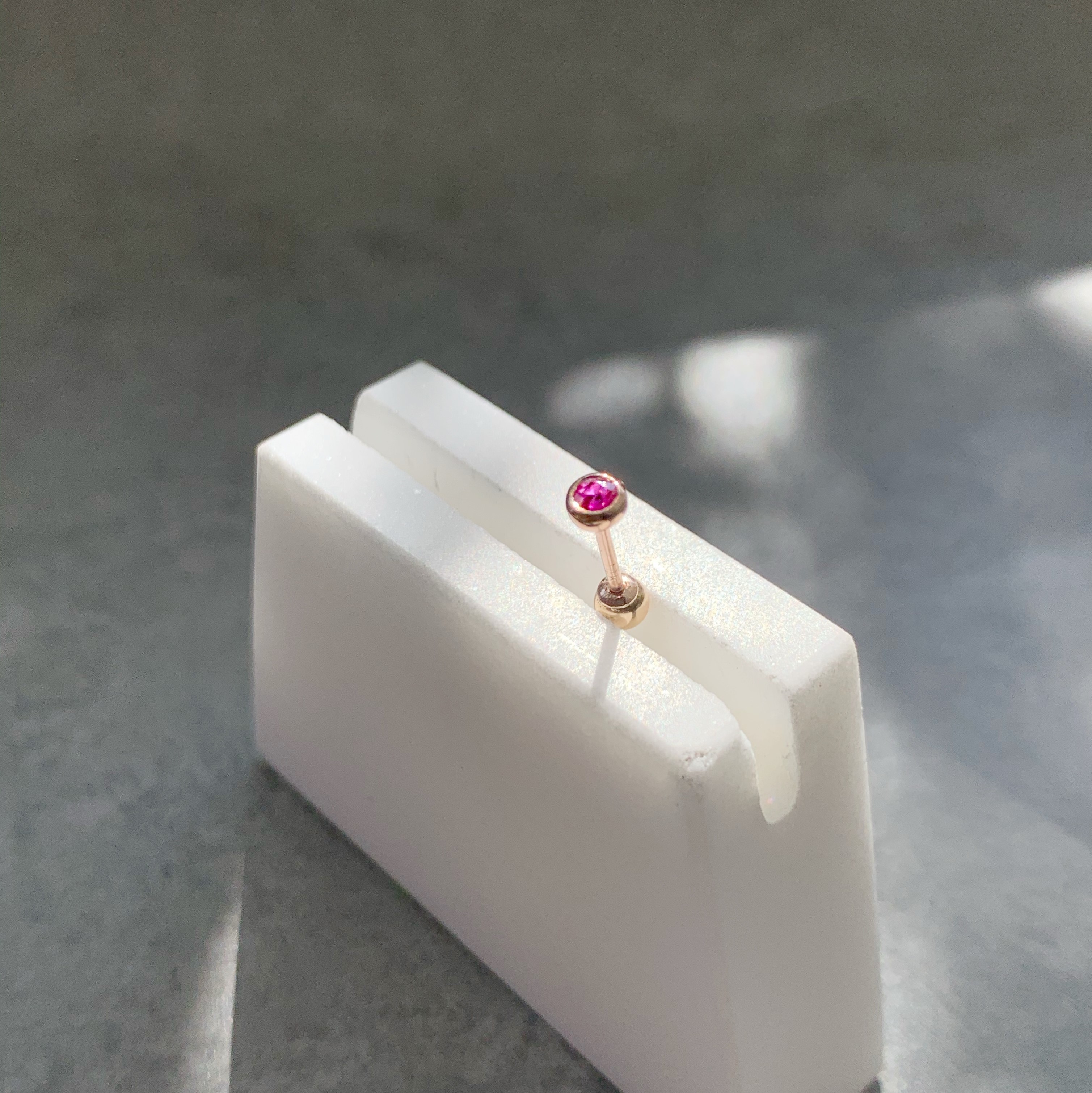 14K簡約圓邊紅寶石轉珠耳環