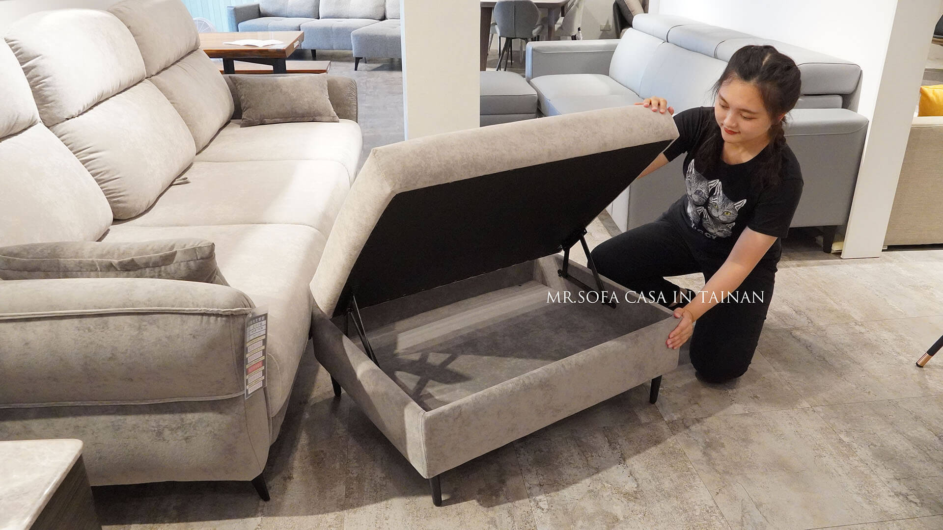 沙發腳椅上掀裡面多出一個大收納空間