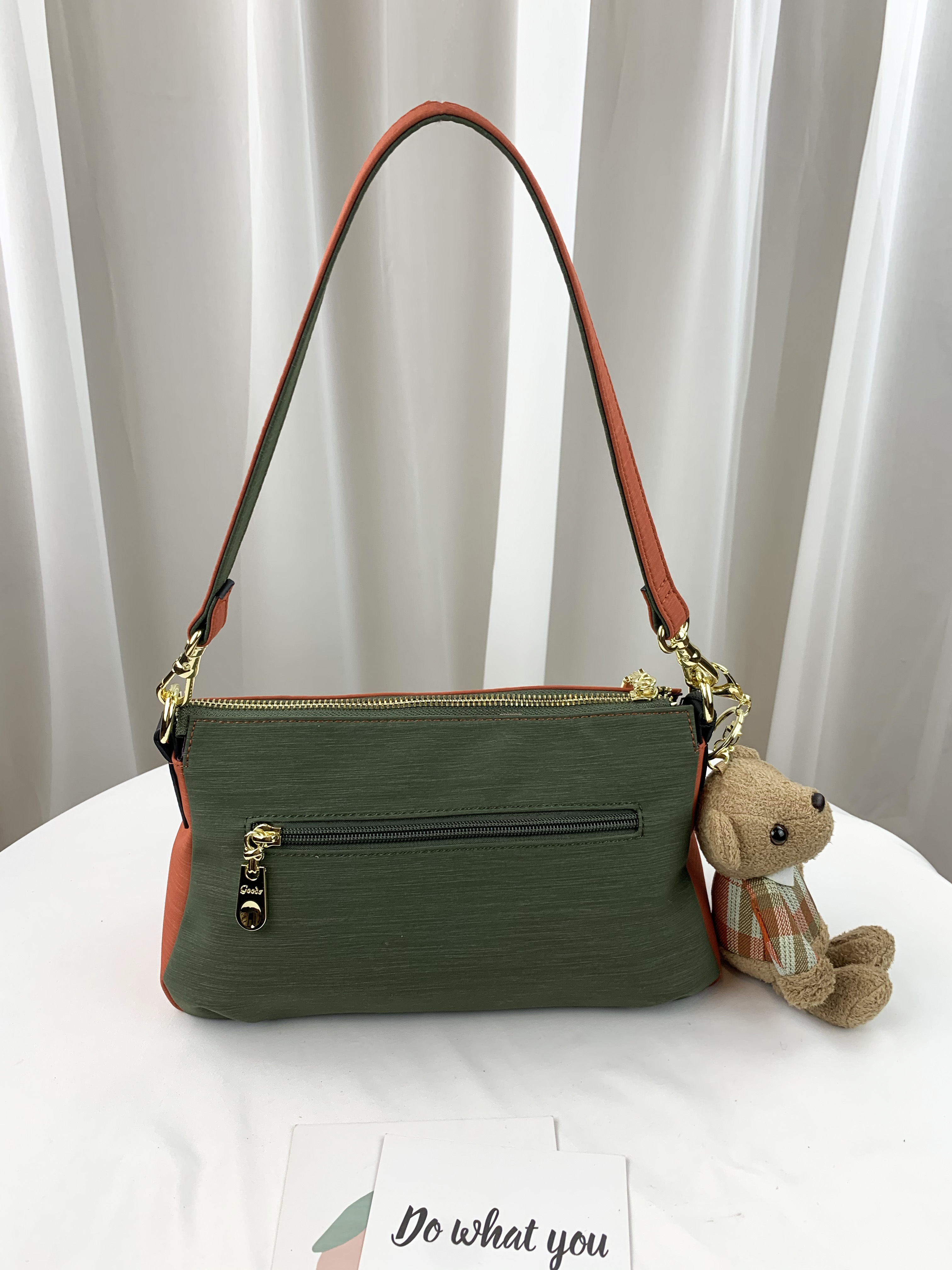 GOODS 橘綠拼色 防潑水肩背包 / 側背包 附小熊吊飾 #1921