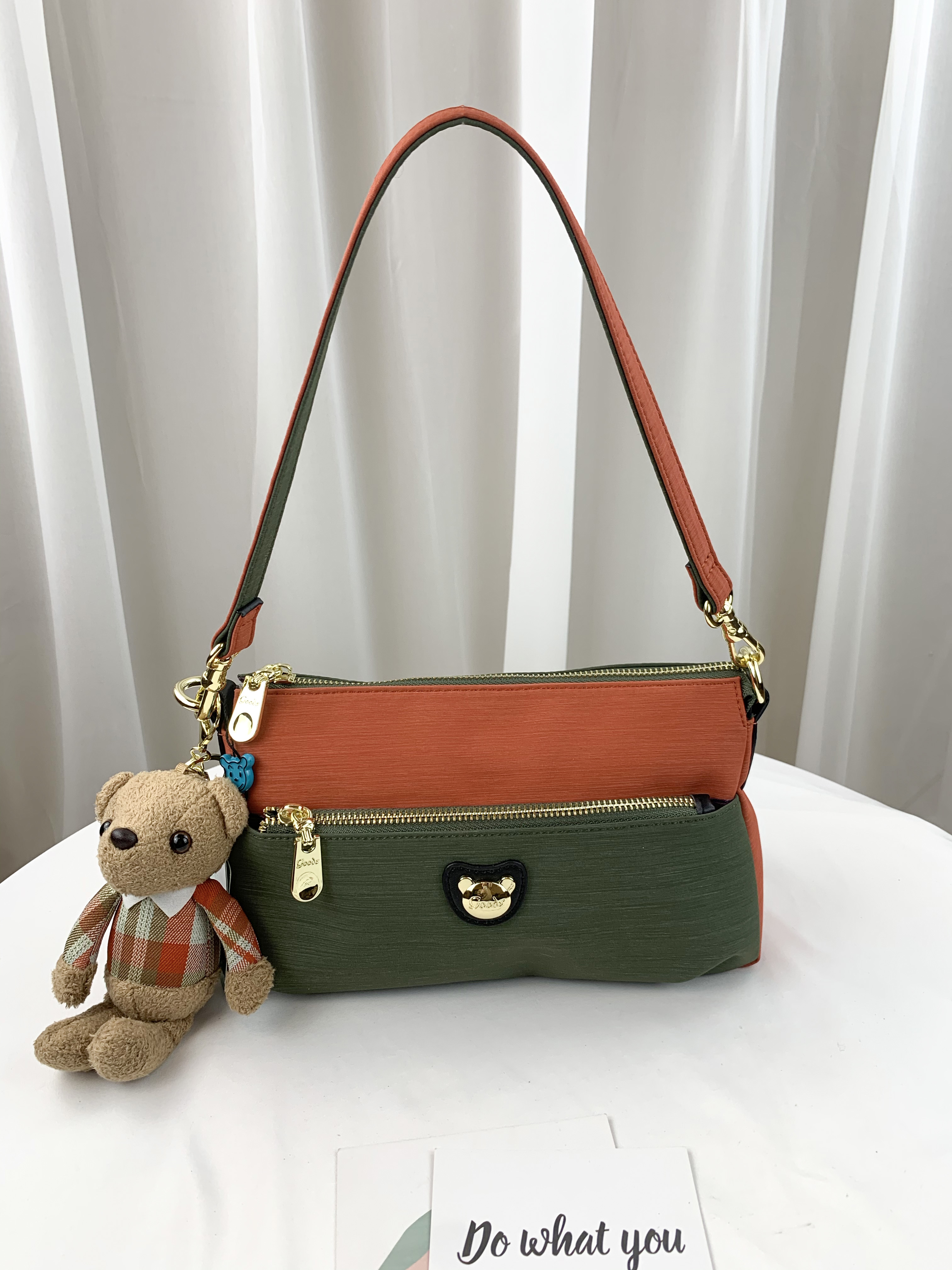 GOODS 橘綠拼色 防潑水肩背包 / 側背包 附小熊吊飾 #1921