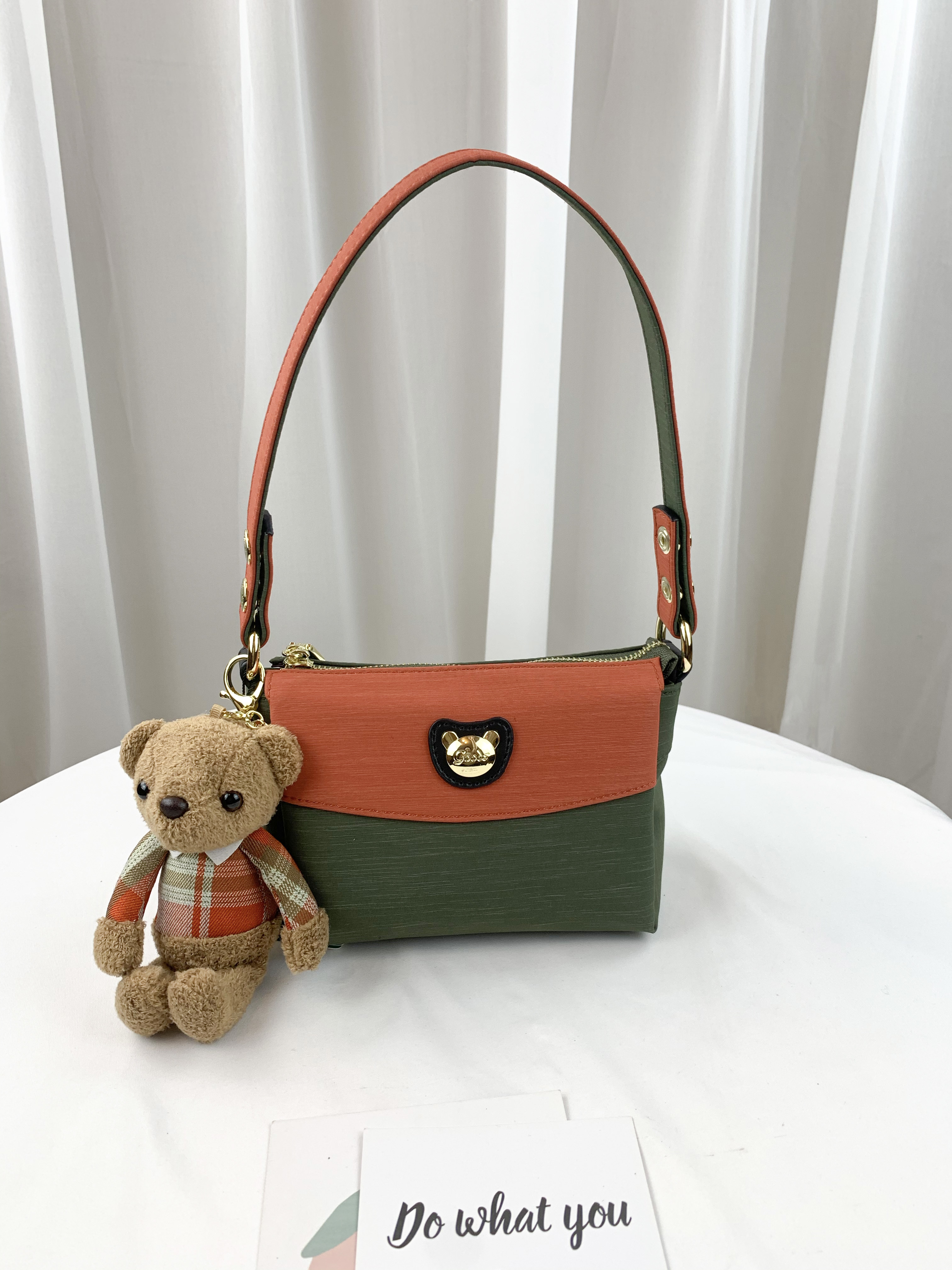 GOODS 橘綠拼色 防潑水肩背包 / 側背包 附小熊吊飾 #2026