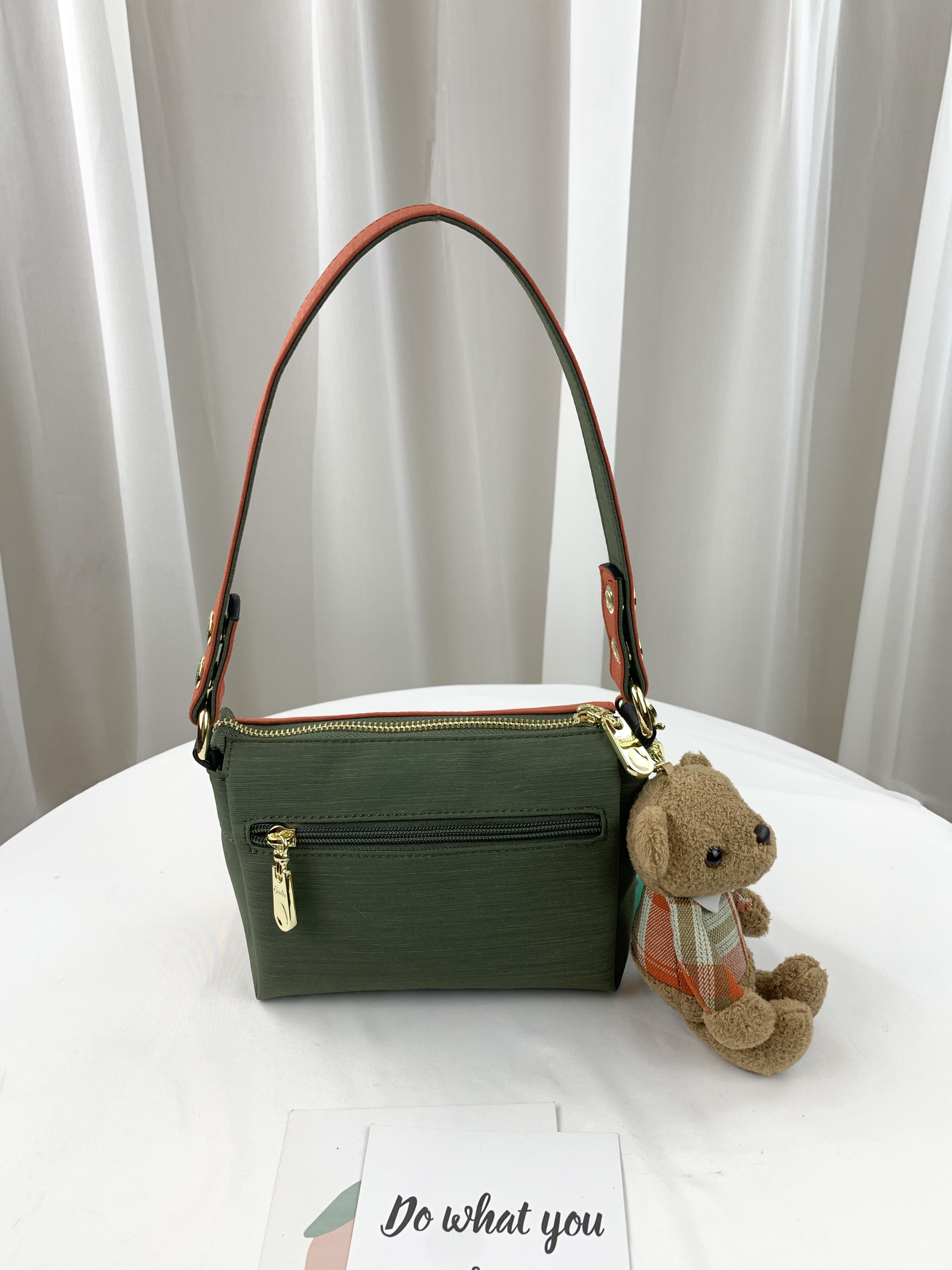 GOODS 橘綠拼色 防潑水肩背包 / 側背包 附小熊吊飾 #2026