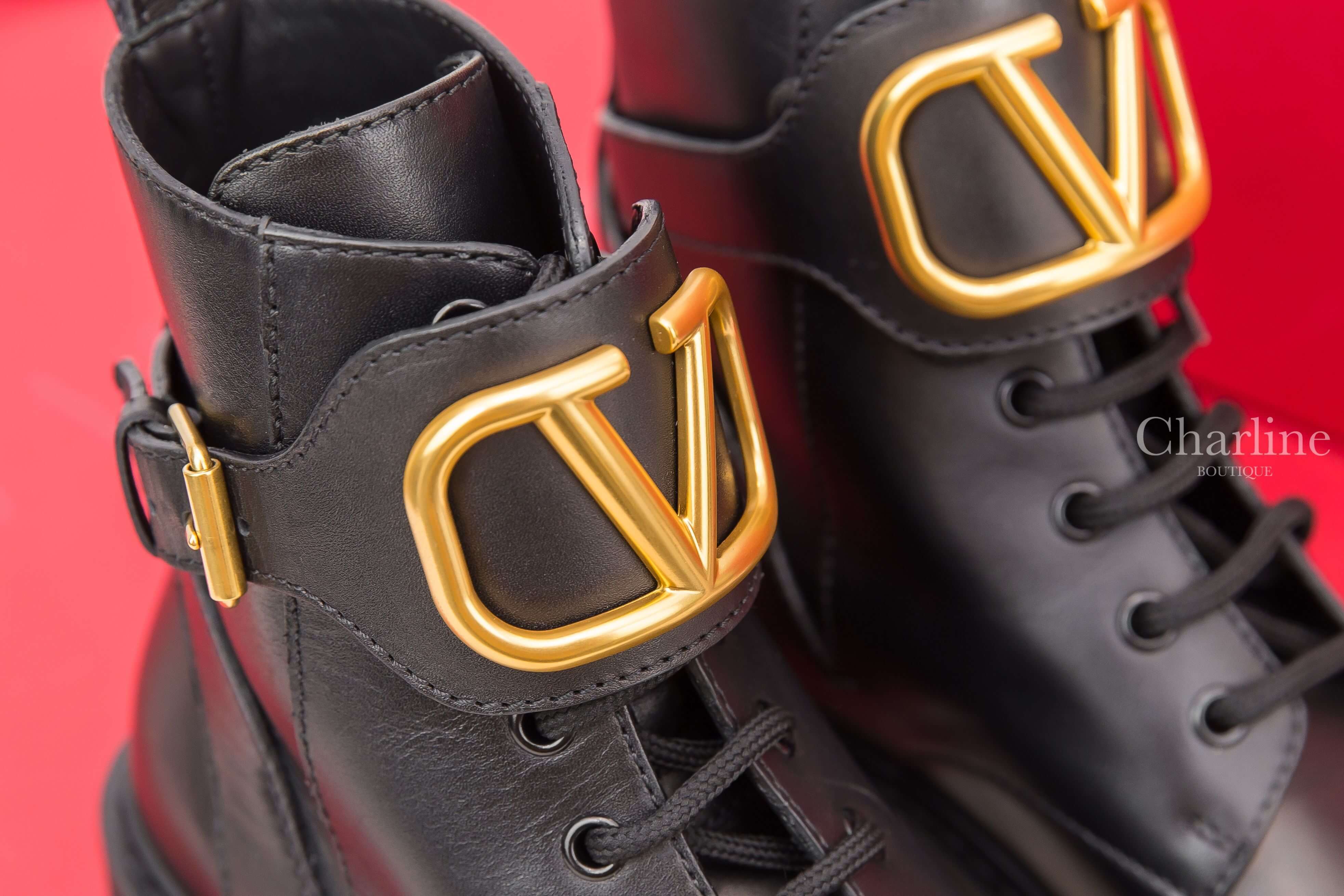 Valentino VLogo Signature Calfskin Combat Boot 35mm 黑色小牛皮金色VLogo綁帶低跟短靴