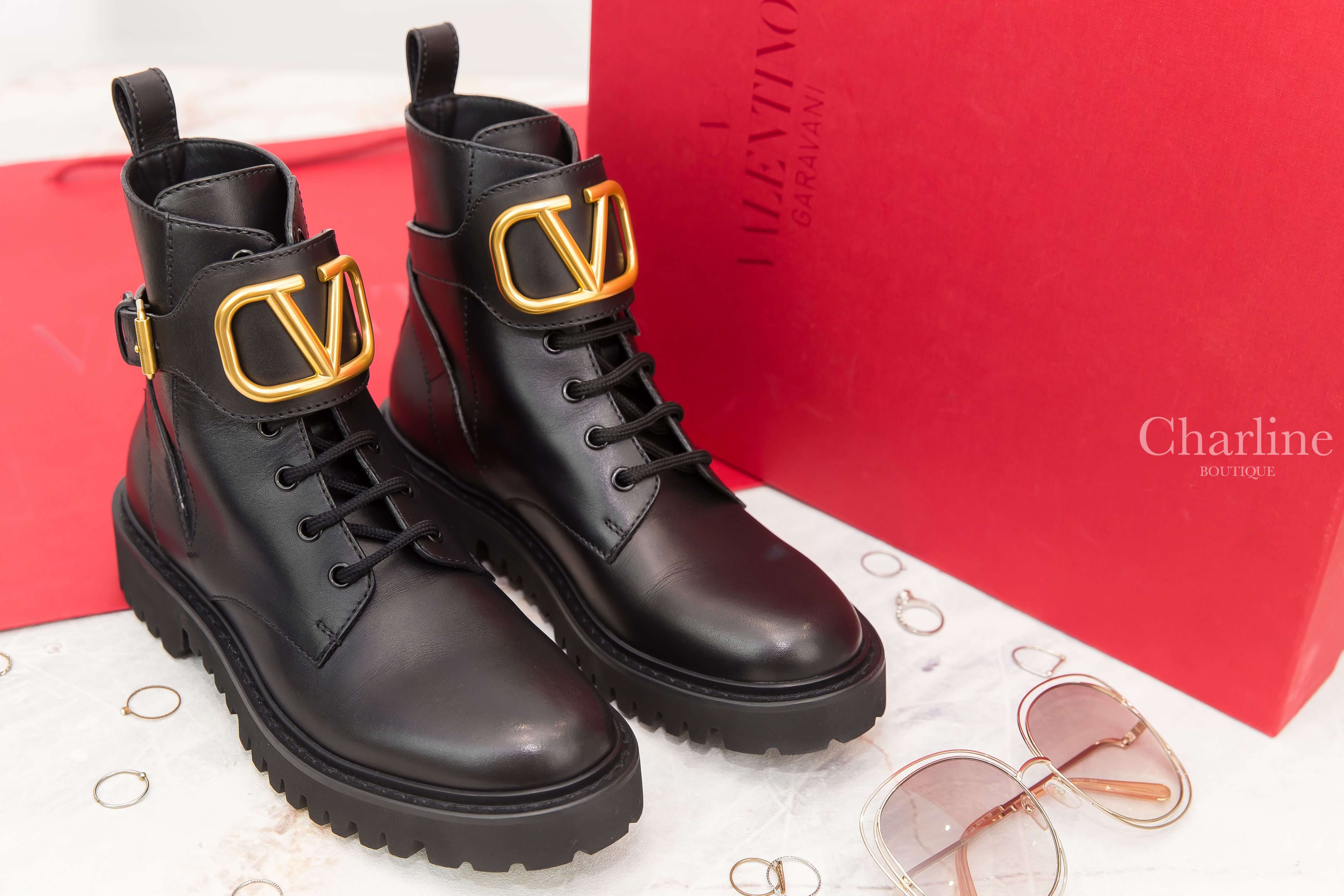Valentino VLogo Signature Calfskin Combat Boot 35mm 黑色小牛皮金色VLogo綁帶低跟短靴