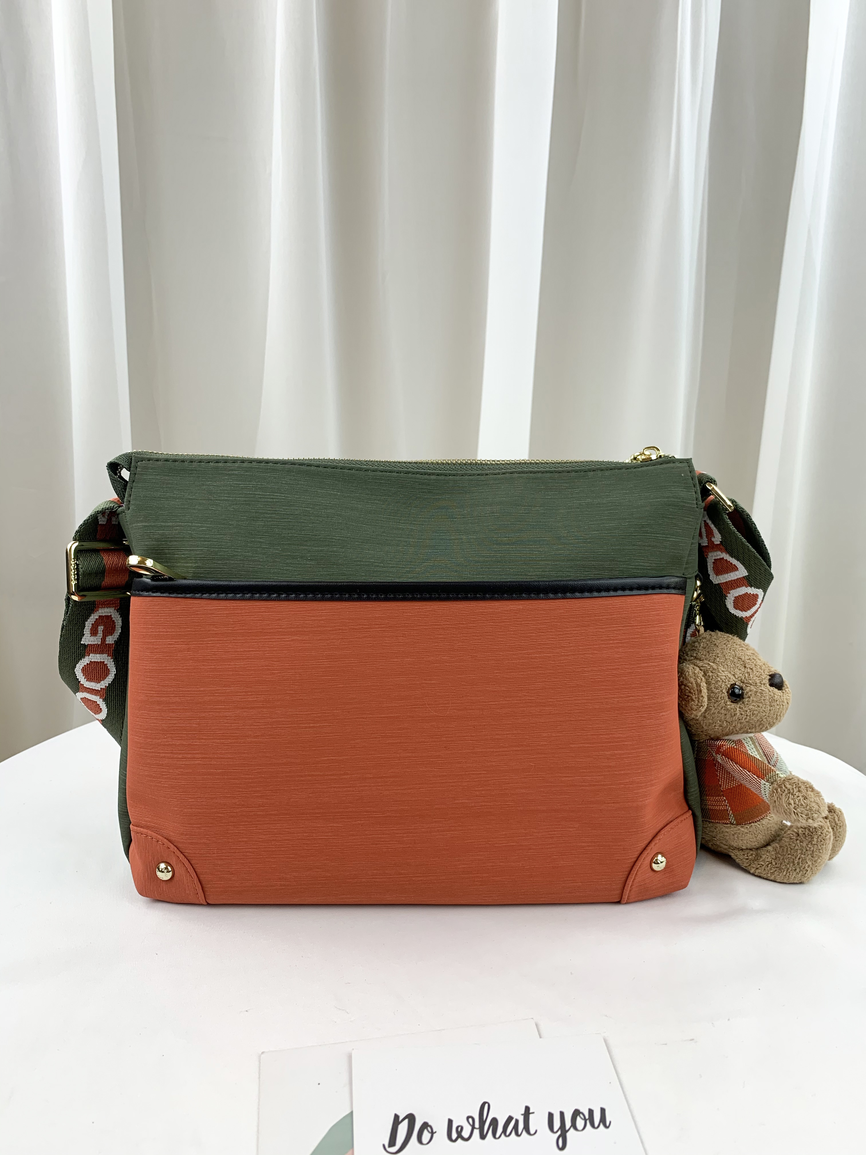 GOODS 橘綠拼色 防潑水側背包 附小熊吊飾 #2045