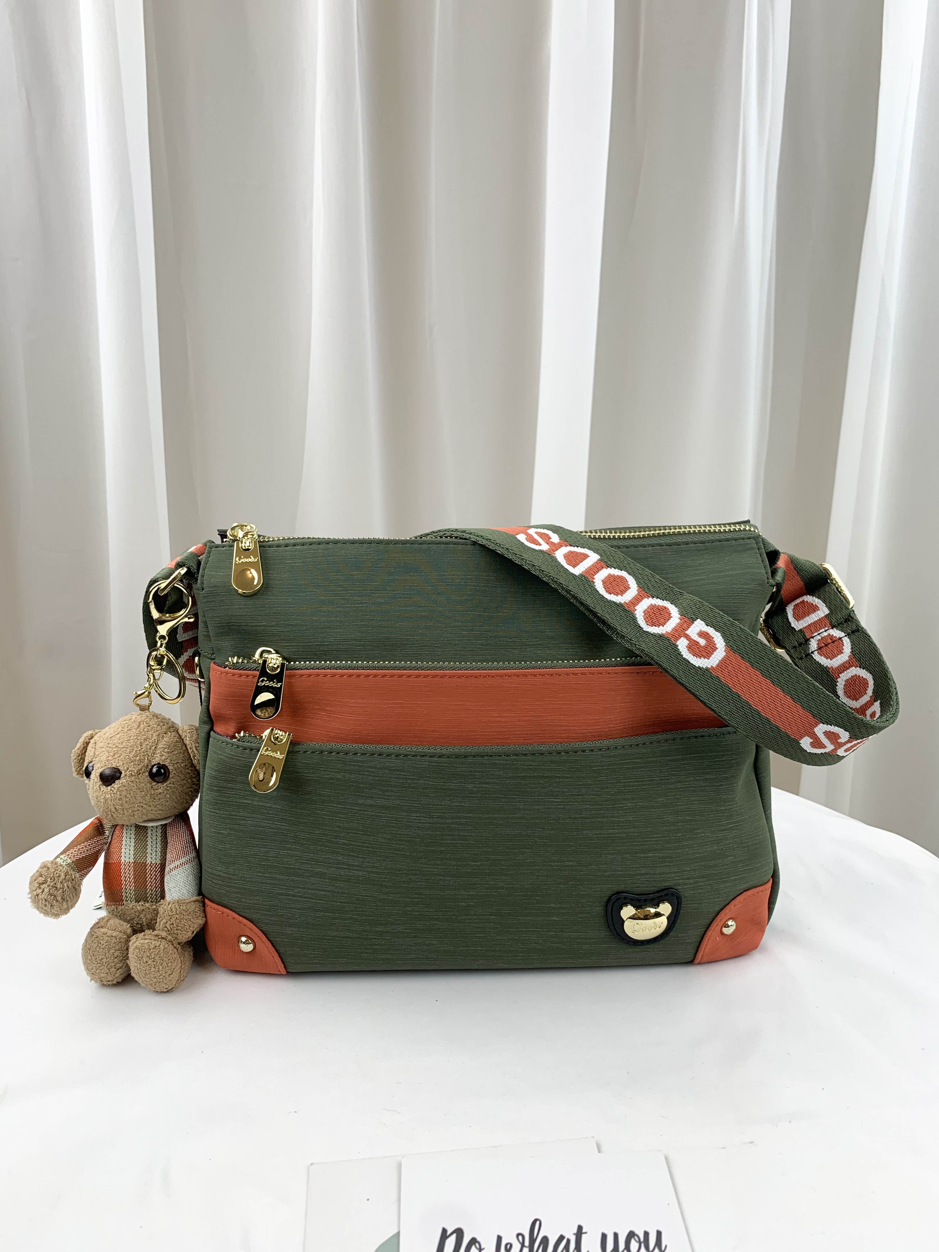 GOODS 橘綠拼色 防潑水側背包 附小熊吊飾 #2045