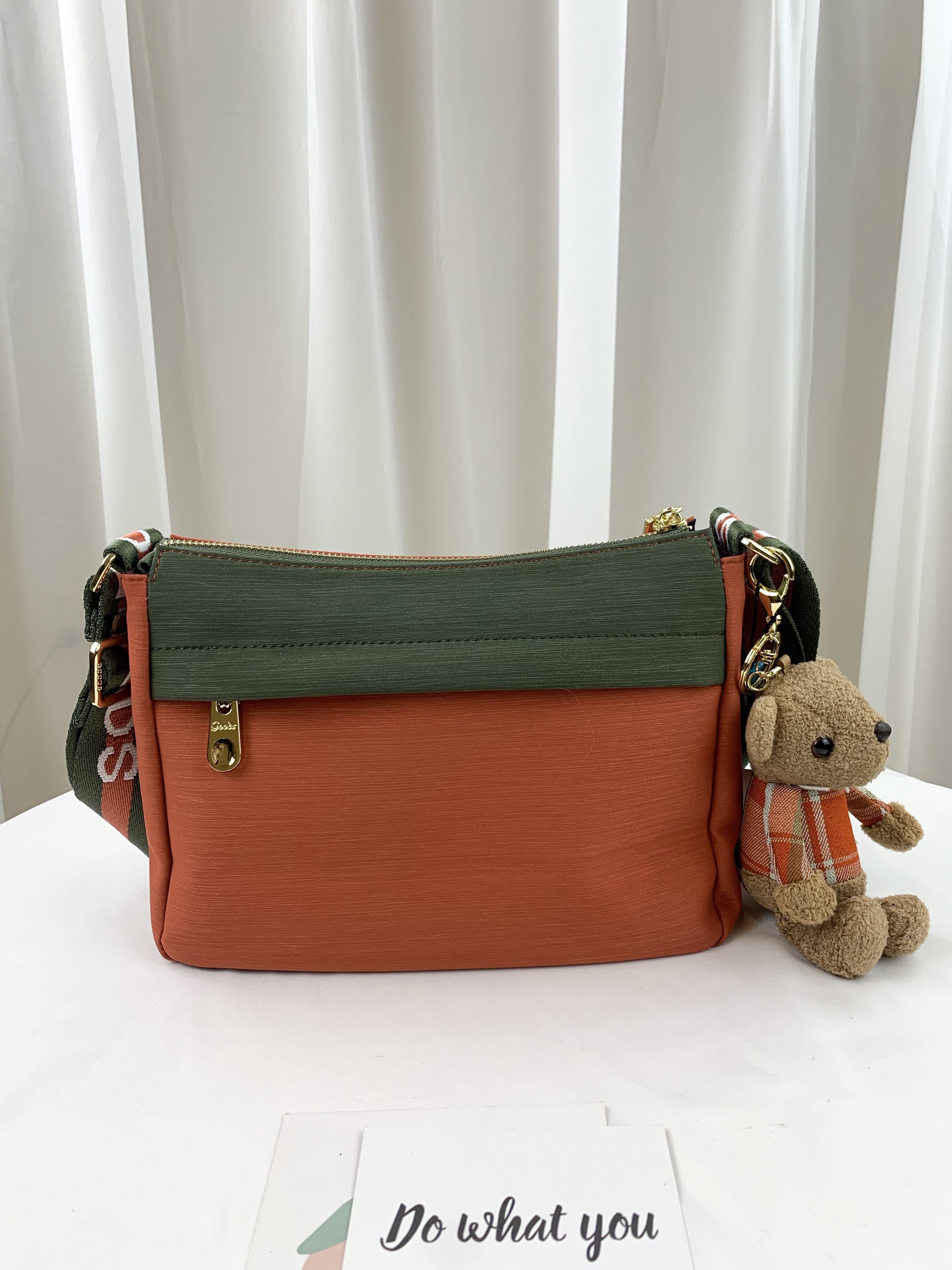 GOODS 橘綠拼色 防潑水側背包 附小熊吊飾 #2672