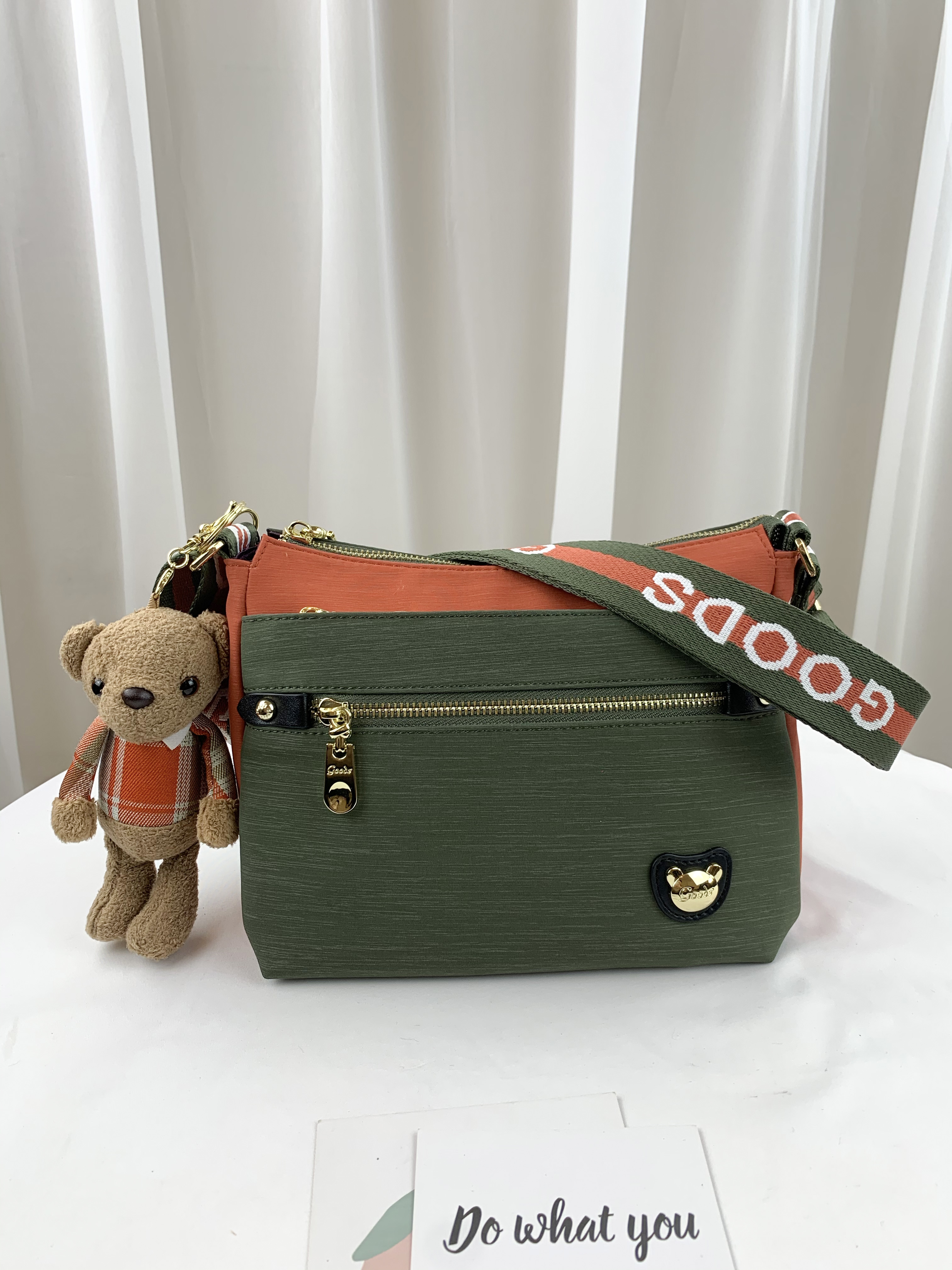GOODS 橘綠拼色 防潑水側背包 附小熊吊飾 #2672