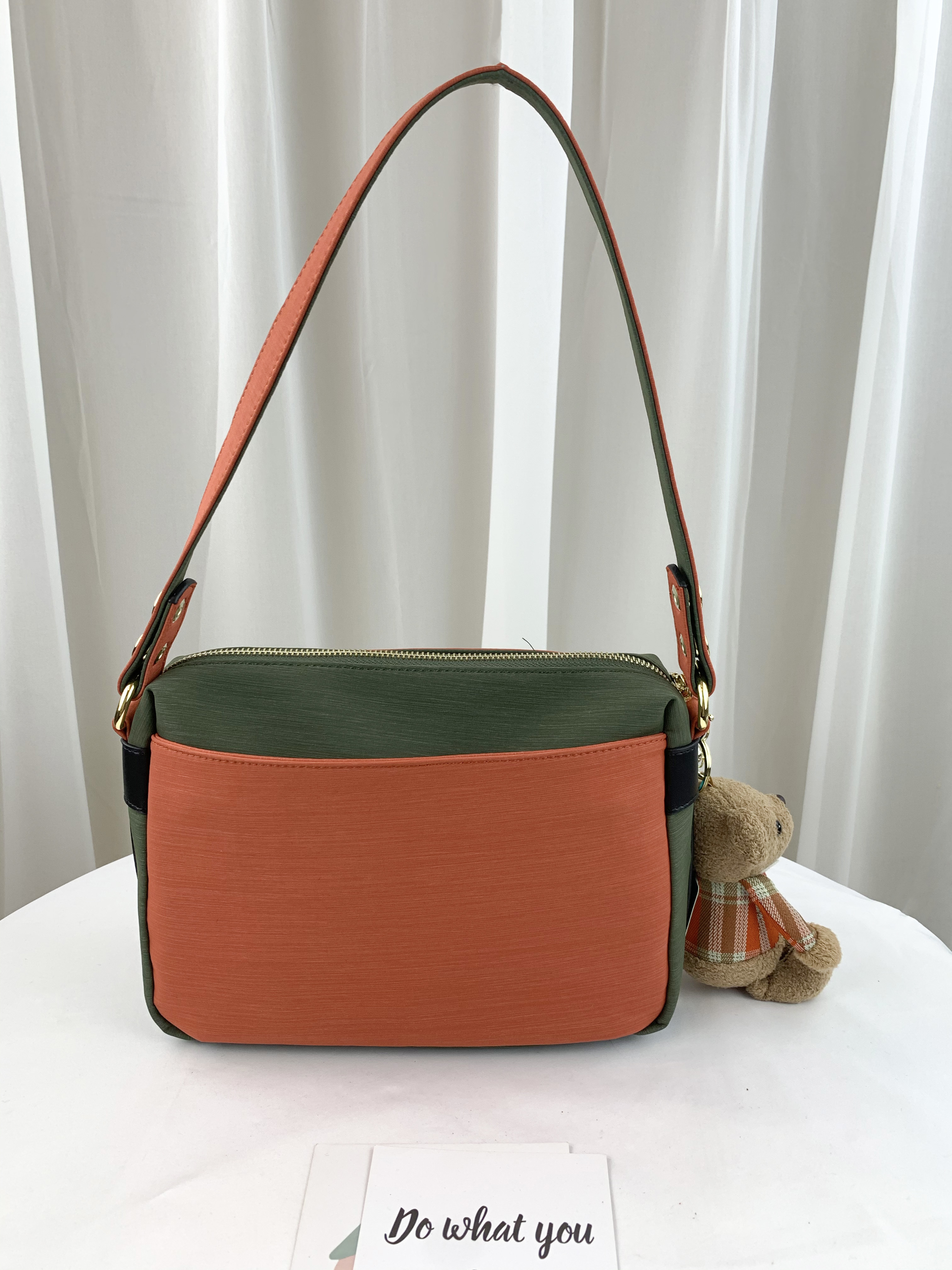 GOODS 橘綠拼色 防潑水肩背包 / 側背包 附小熊吊飾 #2036