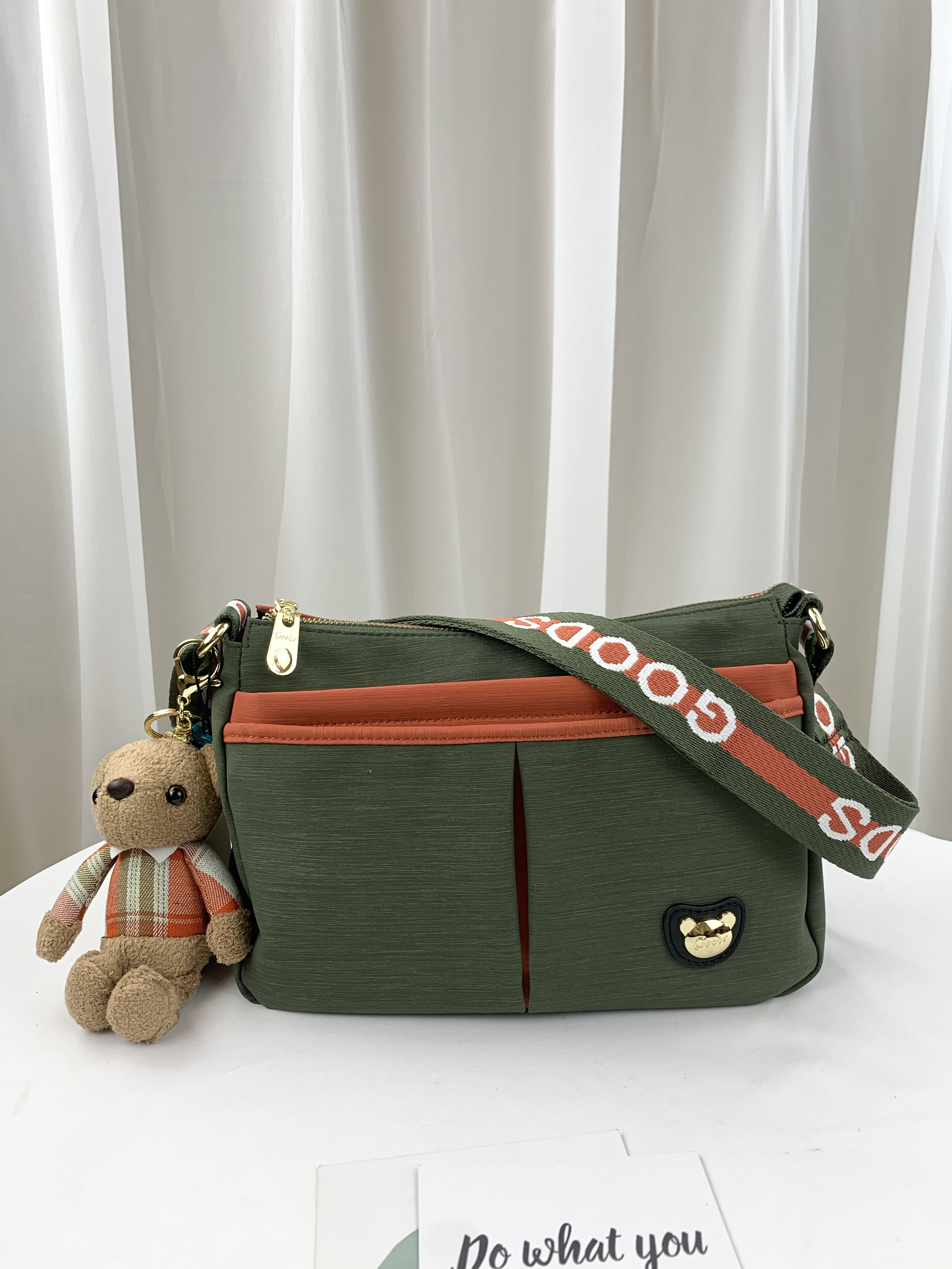 GOODS 橘綠拼色 防潑水側背包 附小熊吊飾 #2746