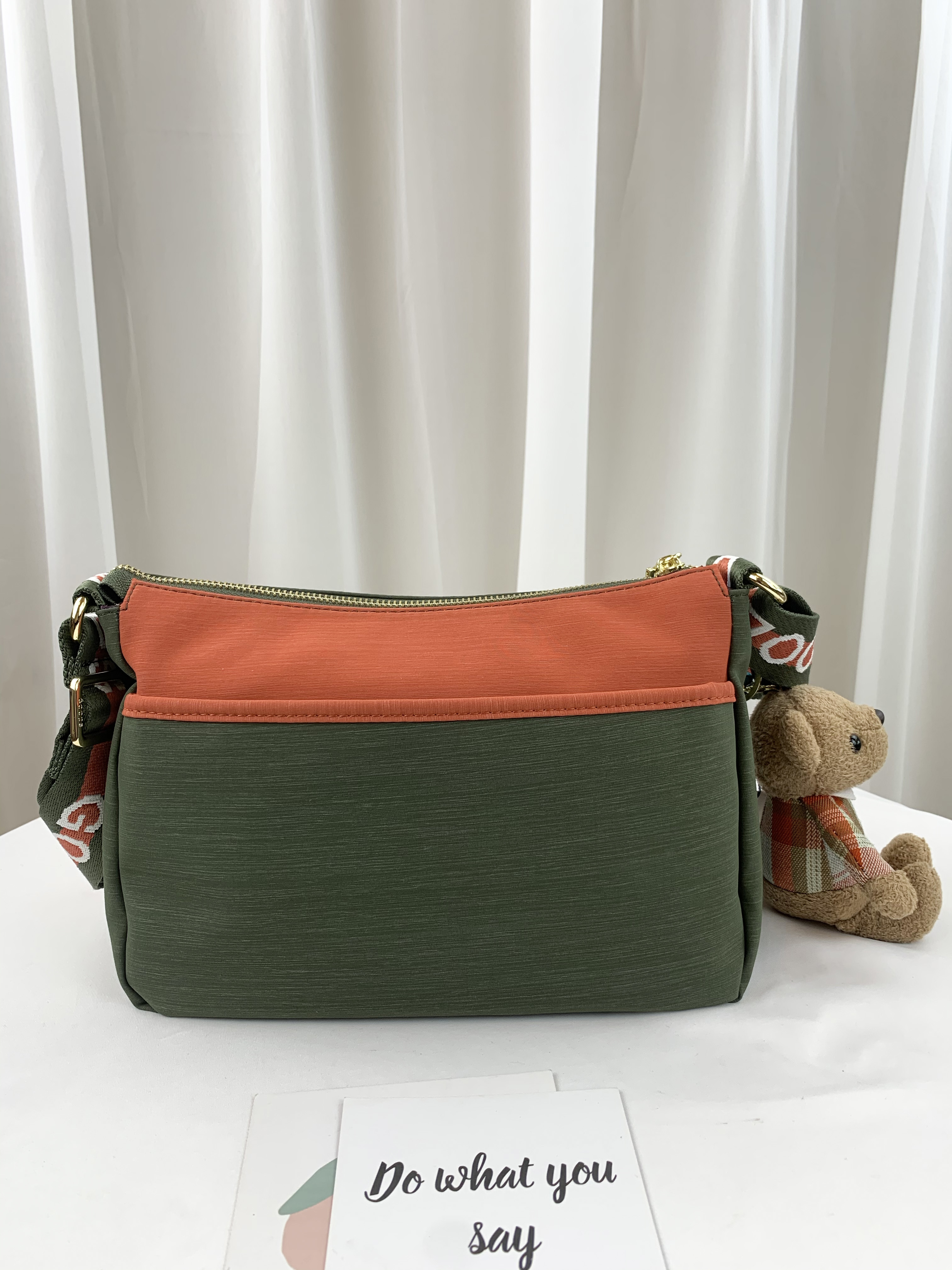 GOODS 橘綠拼色 防潑水側背包 附小熊吊飾 #2746