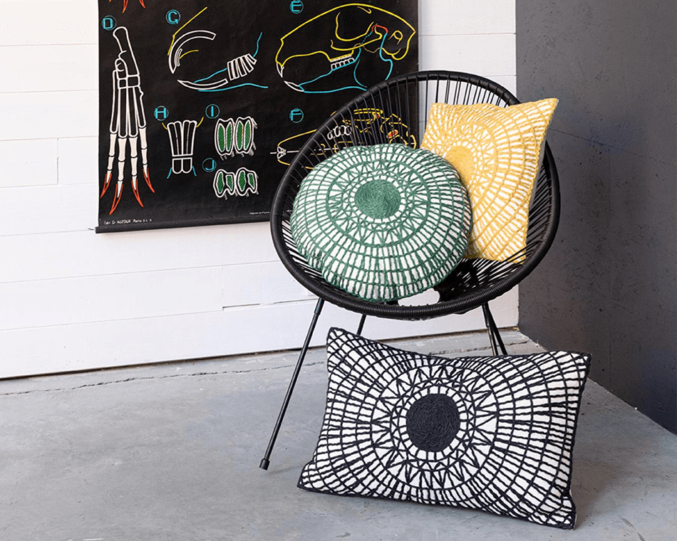 結構精細而的同心圓狀刺繡,黃色及綠色繡線傳達明亮及溫暖而黑色繡線則帶來神祕感.