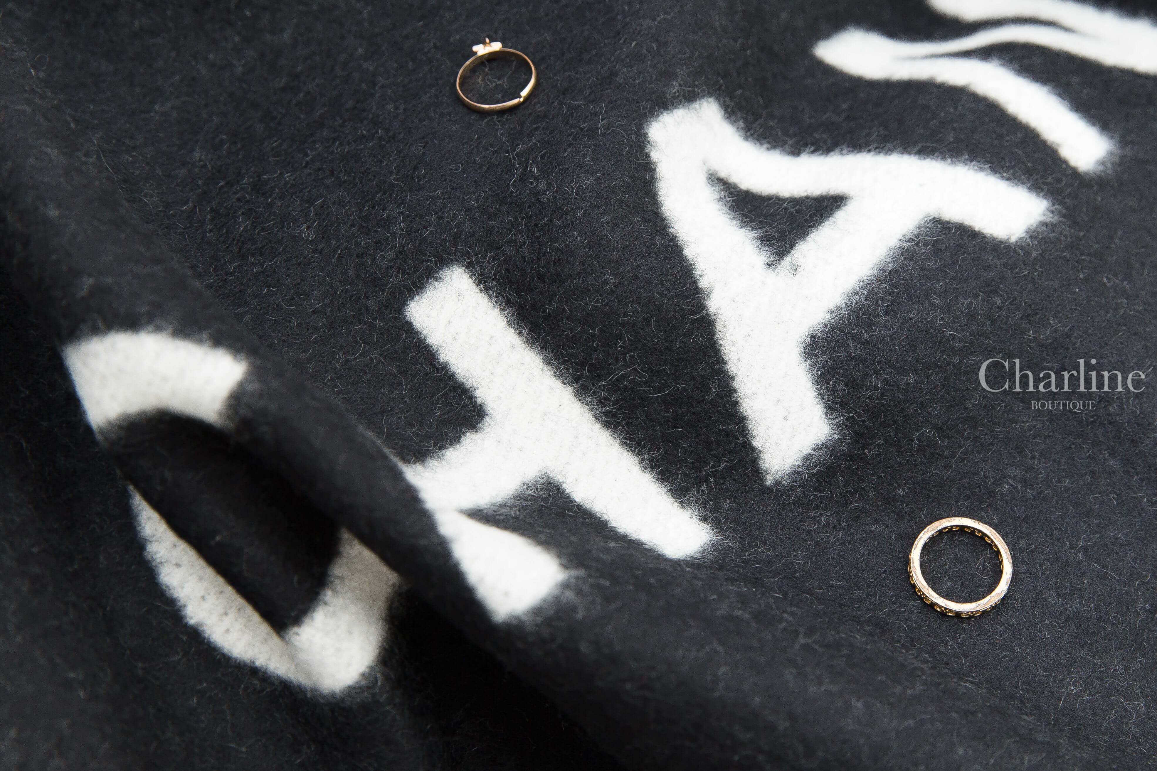 Chanel Cashmere Scarf 黑色/白色CC雙面喀什米爾圍巾