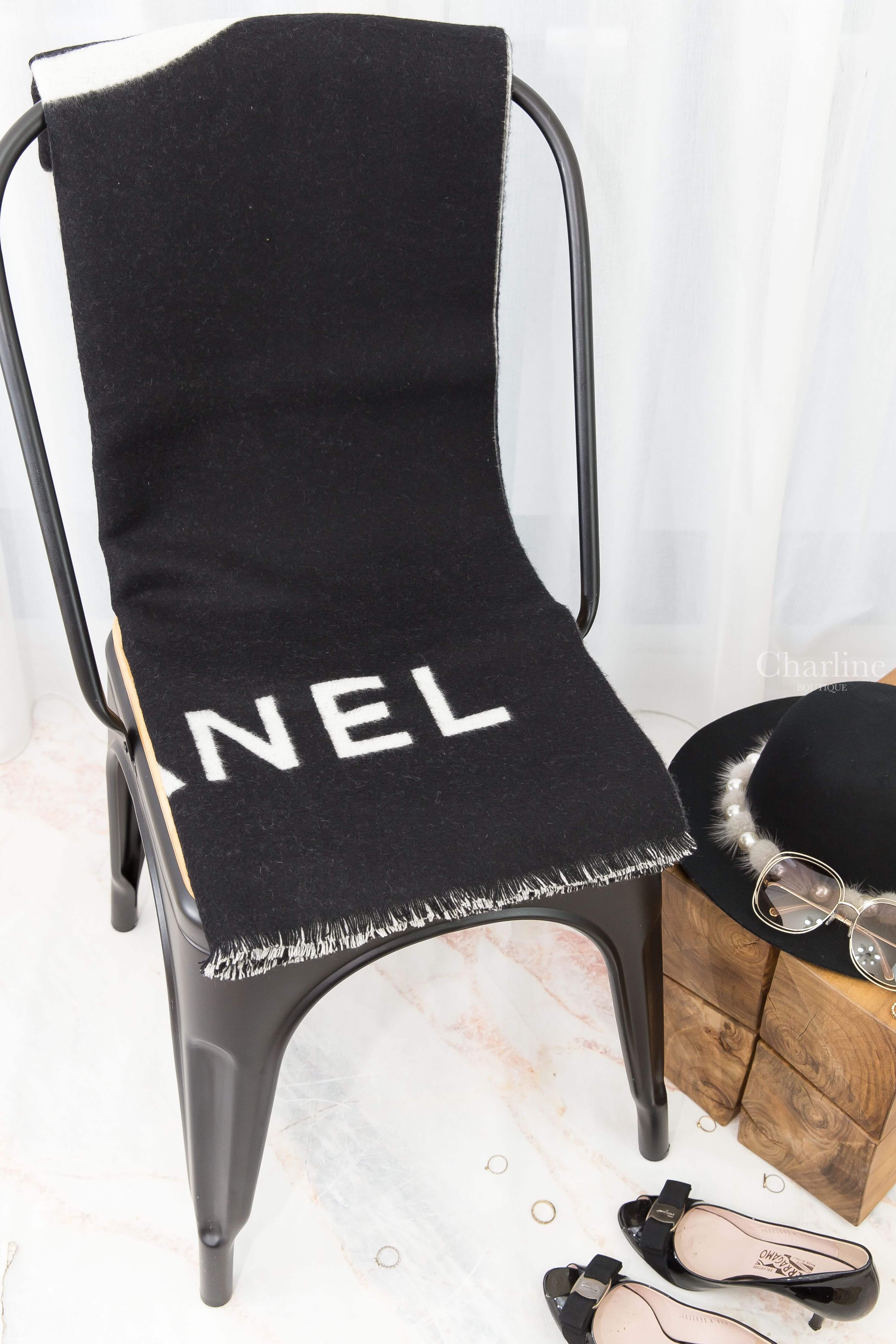 Chanel Cashmere Scarf 黑色/白色CC雙面喀什米爾圍巾-Charline Boutique 精品代購