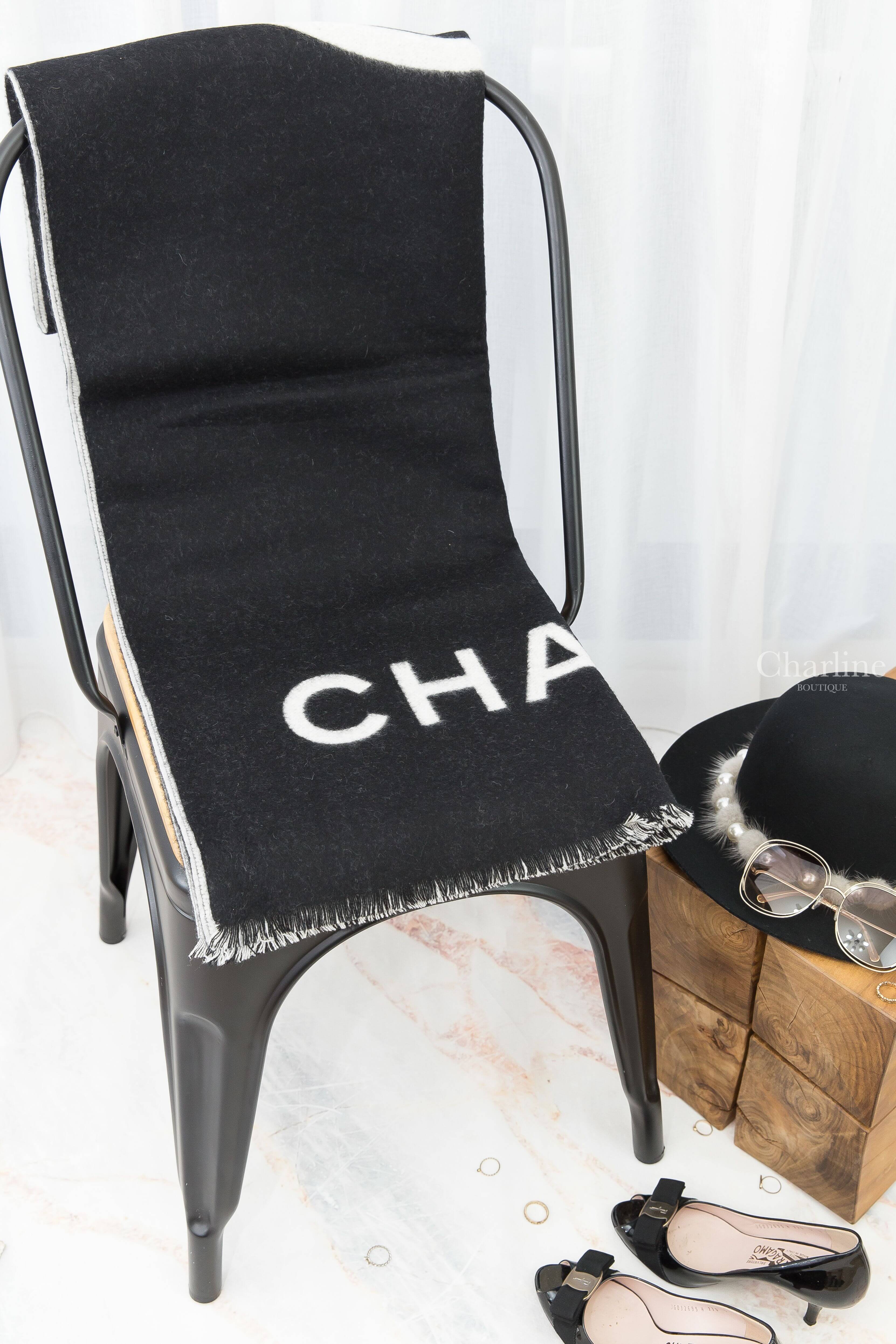 Chanel Cashmere Scarf 黑色/白色CC雙面喀什米爾圍巾-Charline Boutique 精品代購