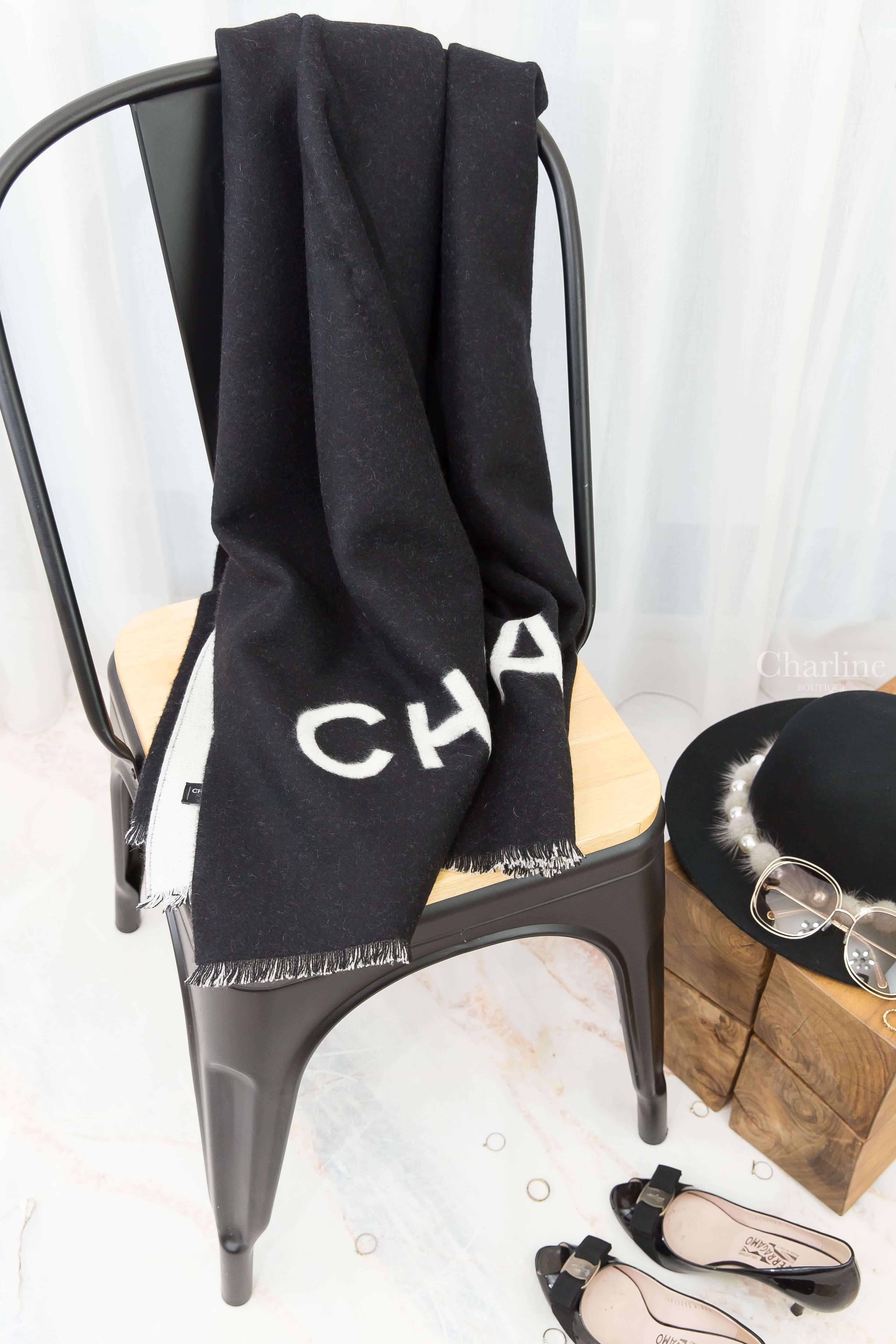Chanel Cashmere Scarf 黑色/白色CC雙面喀什米爾圍巾-Charline Boutique 精品代購
