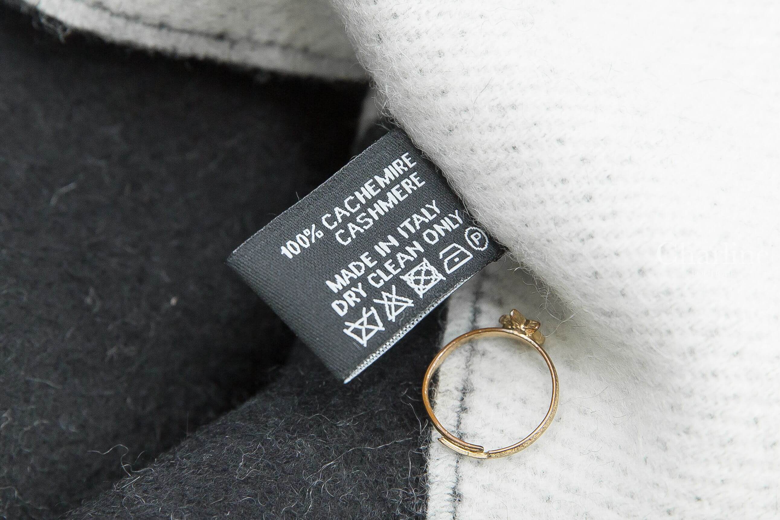 Chanel Cashmere Scarf 黑色/白色CC雙面喀什米爾圍巾-Charline Boutique 精品代購