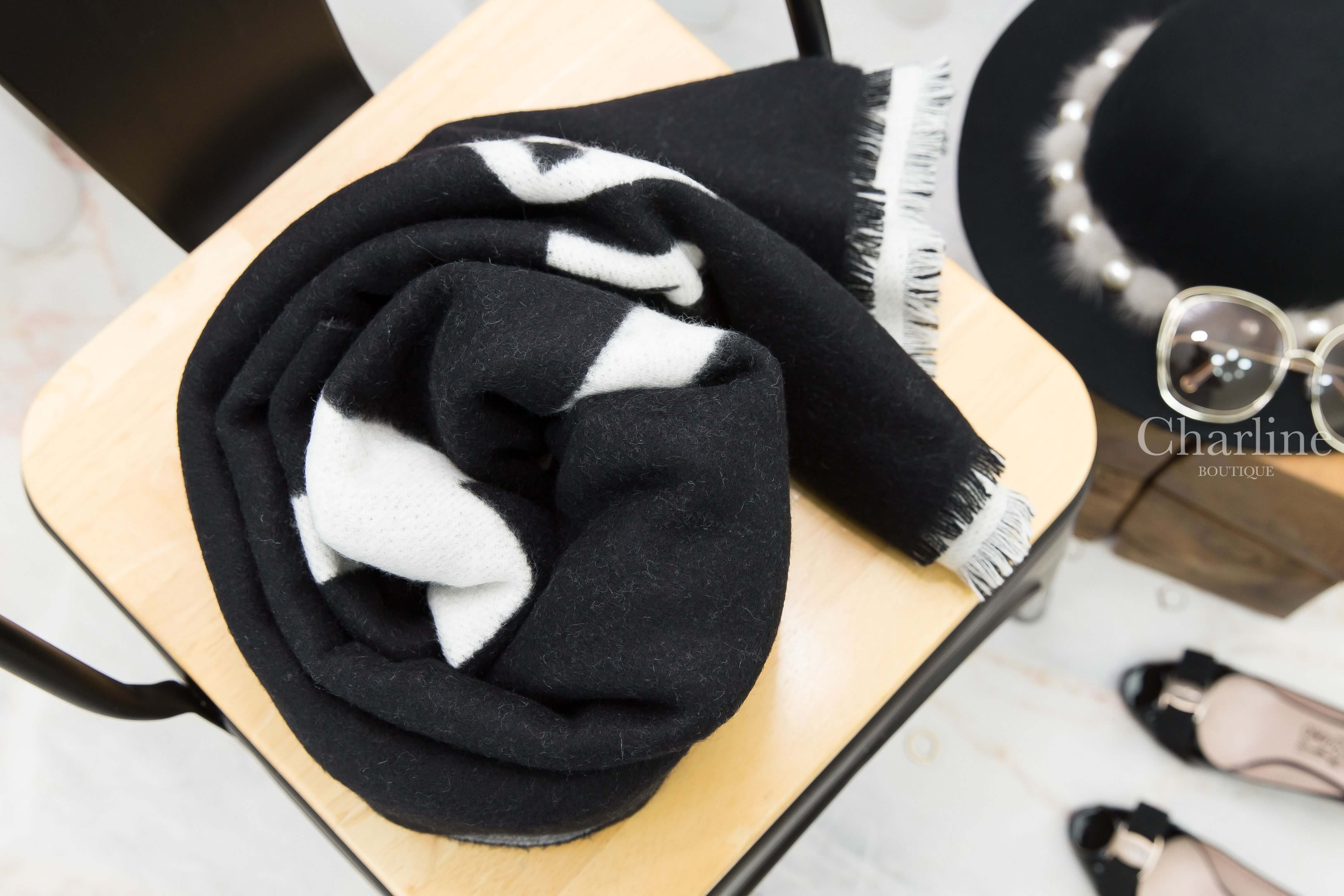 Chanel Cashmere Scarf 黑色/白色CC雙面喀什米爾圍巾-Charline Boutique 精品代購