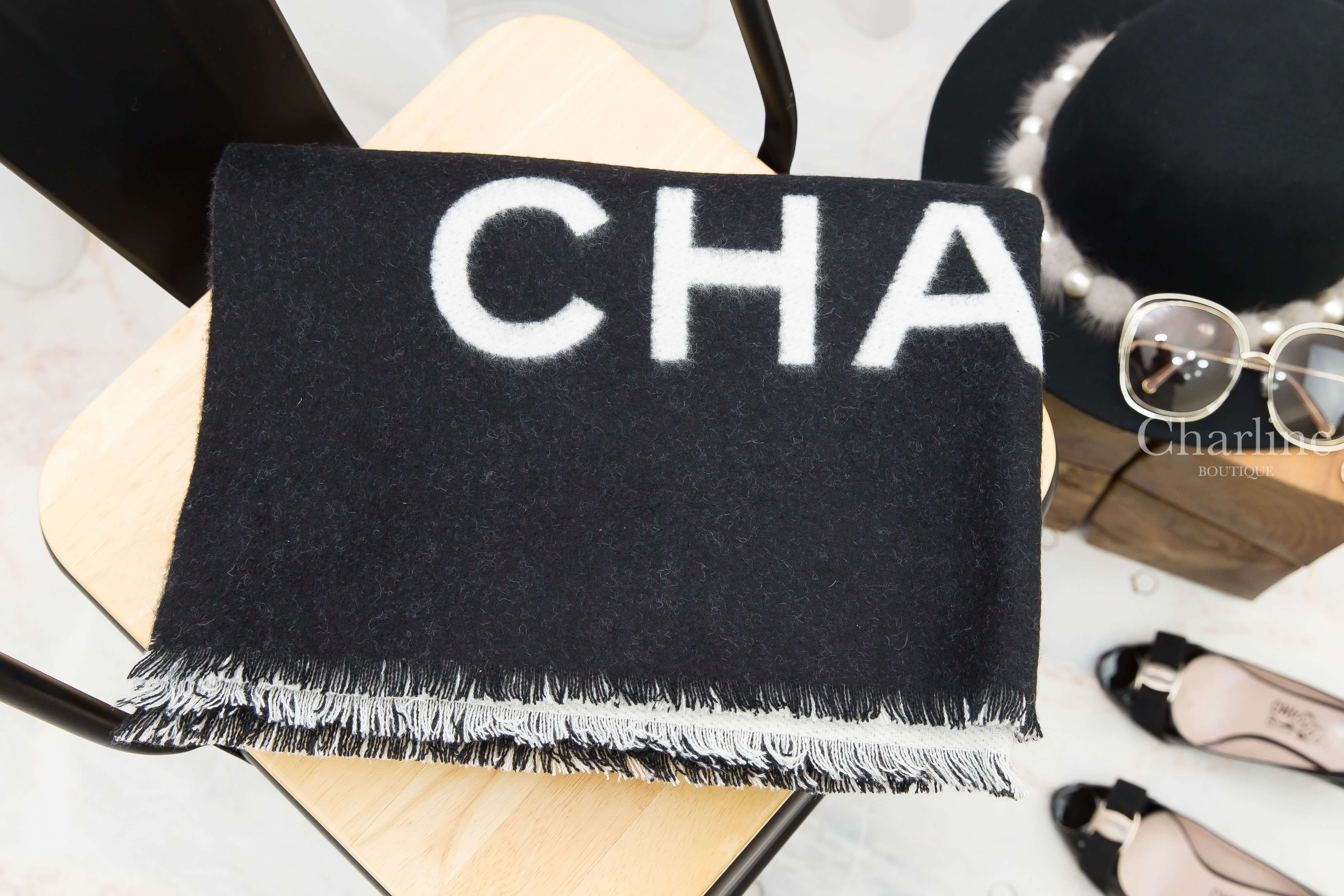Chanel Cashmere Scarf 黑色/白色CC雙面喀什米爾圍巾-Charline Boutique 精品代購
