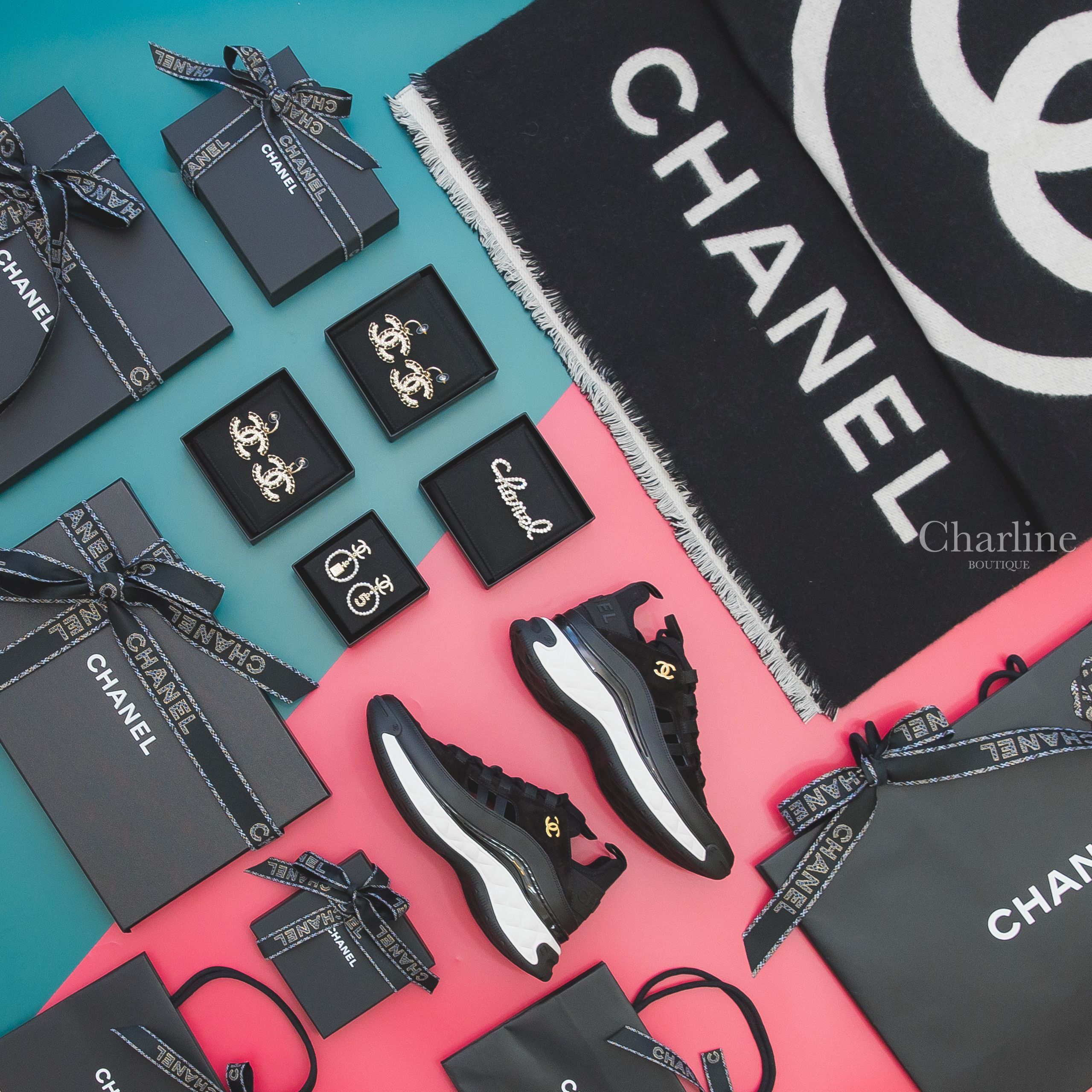 Chanel Cashmere Scarf 黑色/白色CC雙面喀什米爾圍巾,Chanel 金色水鑽拼珍珠 Chanel 字樣胸針,Chanel Trainers 黑色金CC內增高絨布小牛皮運動鞋-Charline Boutique 精品代購
