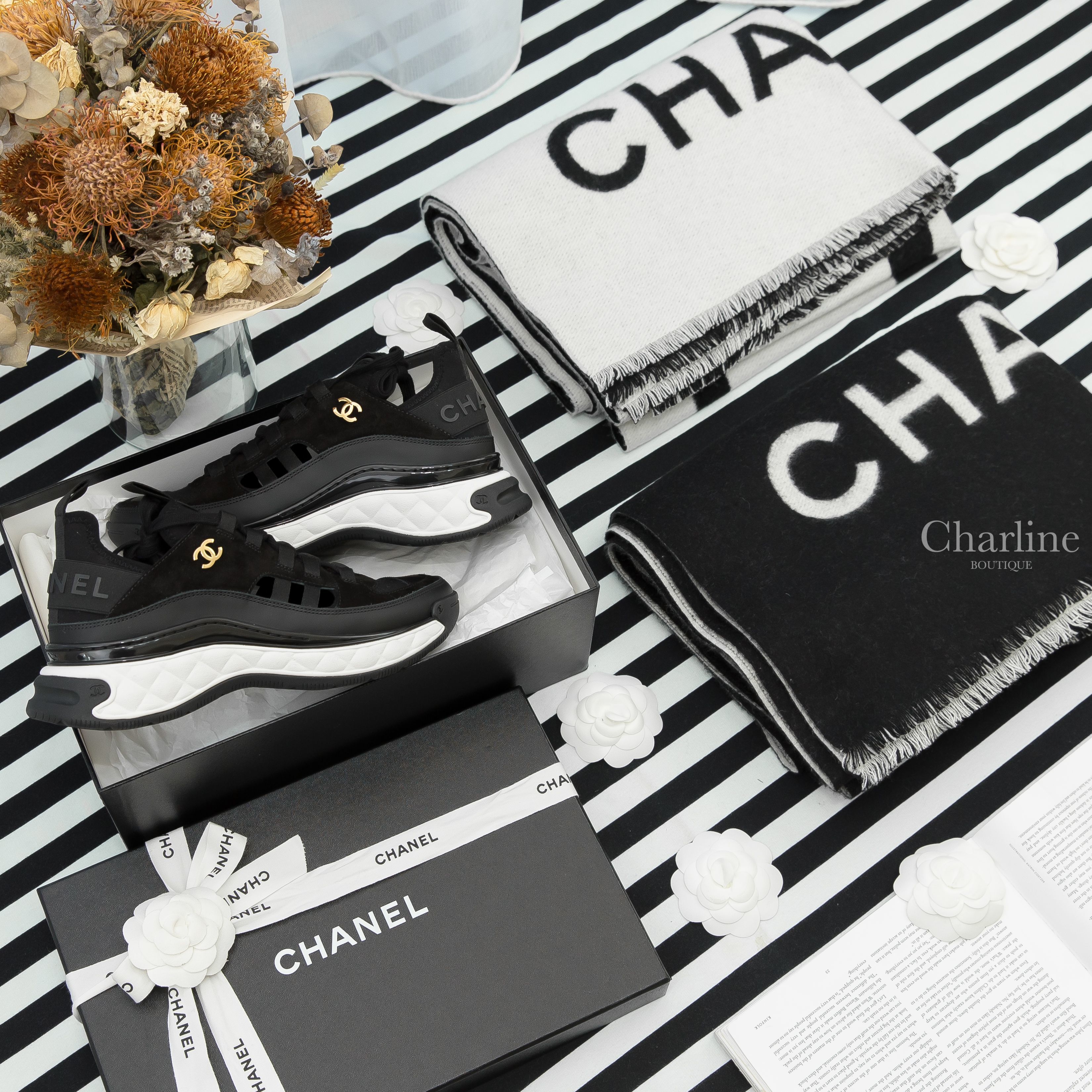 Chanel Cashmere Scarf 黑色/白色CC雙面喀什米爾圍巾,Chanel Trainers 黑色金CC內增高絨布小牛皮運動鞋-Charline Boutique 精品代購
