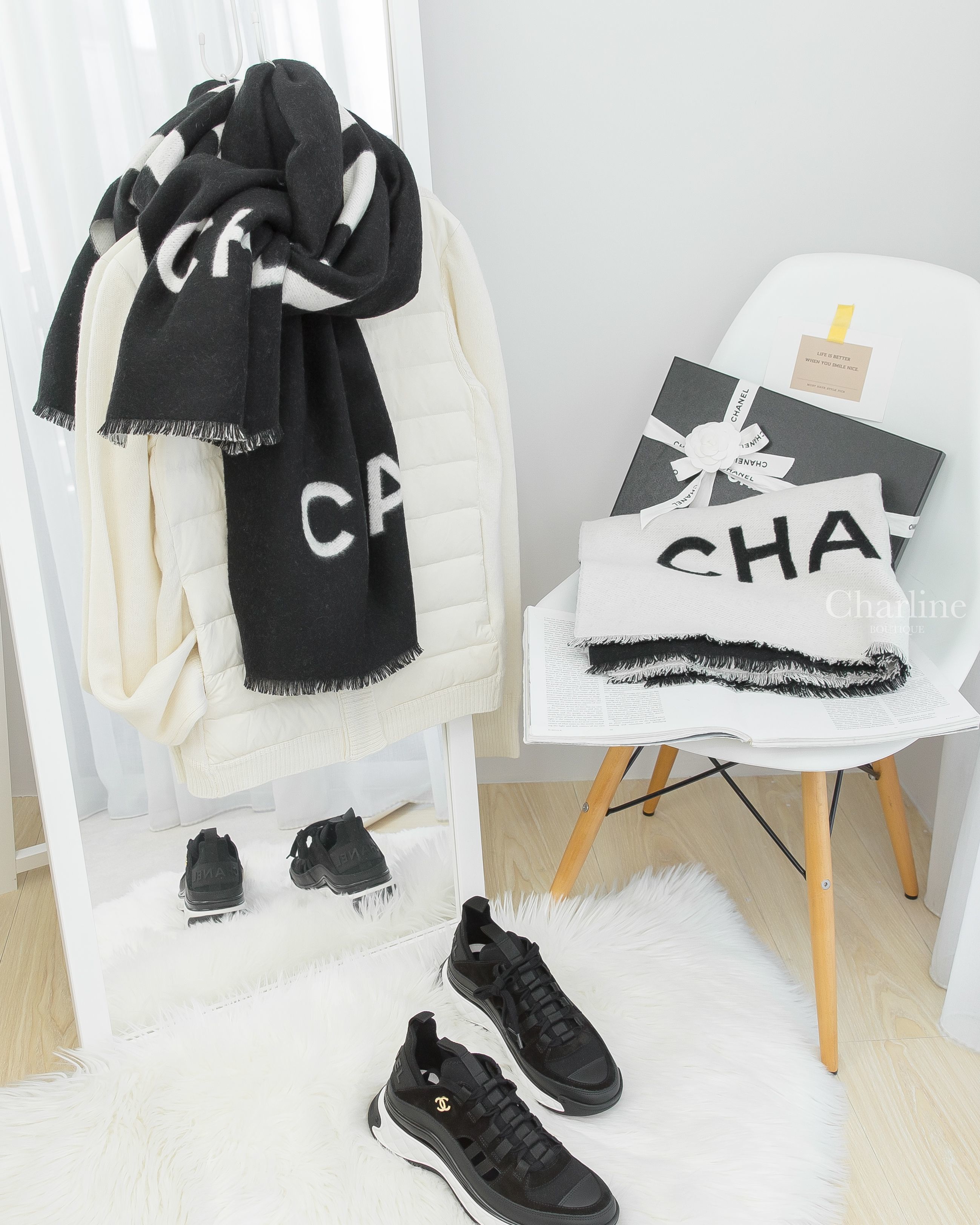 Chanel Cashmere Scarf 黑色/白色CC雙面喀什米爾圍巾,Chanel Trainers 黑色金CC內增高絨布小牛皮運動鞋-Charline Boutique 精品代購