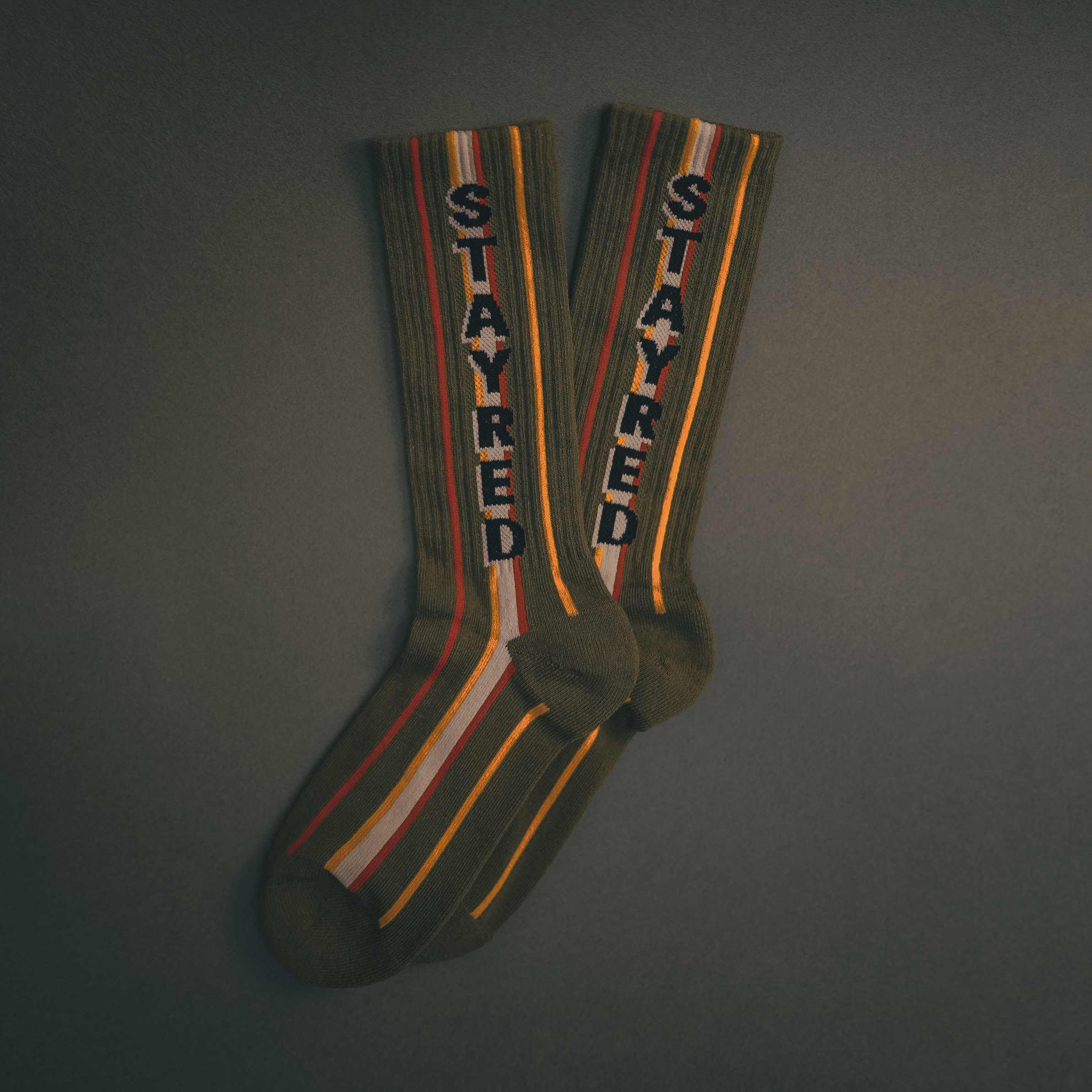 【DREAMSTARTER】STAYRED 軍綠色提花襪