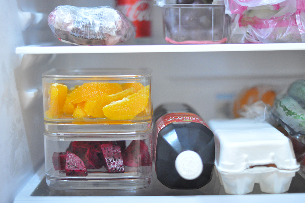 切好或撥好的水果、放置保鮮盒中冷藏