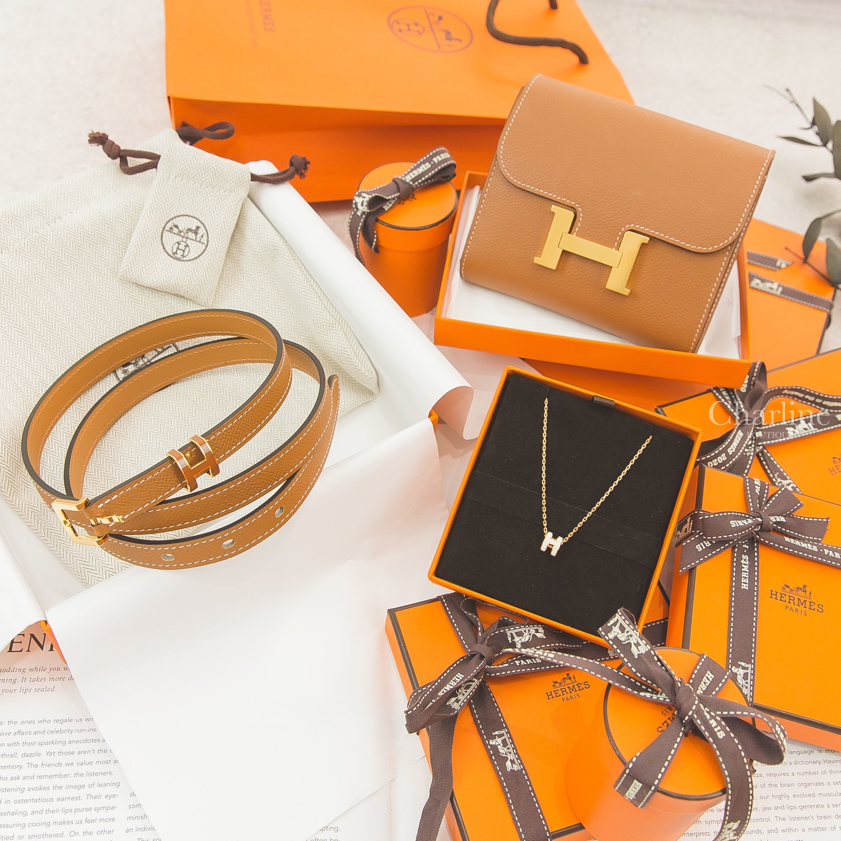 Hermès Mini Pop H Pendant 白色迷你珐瑯鍍玫瑰金簍空橢圓項鍊,焦糖色金釦短夾,Hermès Pop H 15 Belt 焦糖色金釦H皮帶-Charline Boutique 精品代購