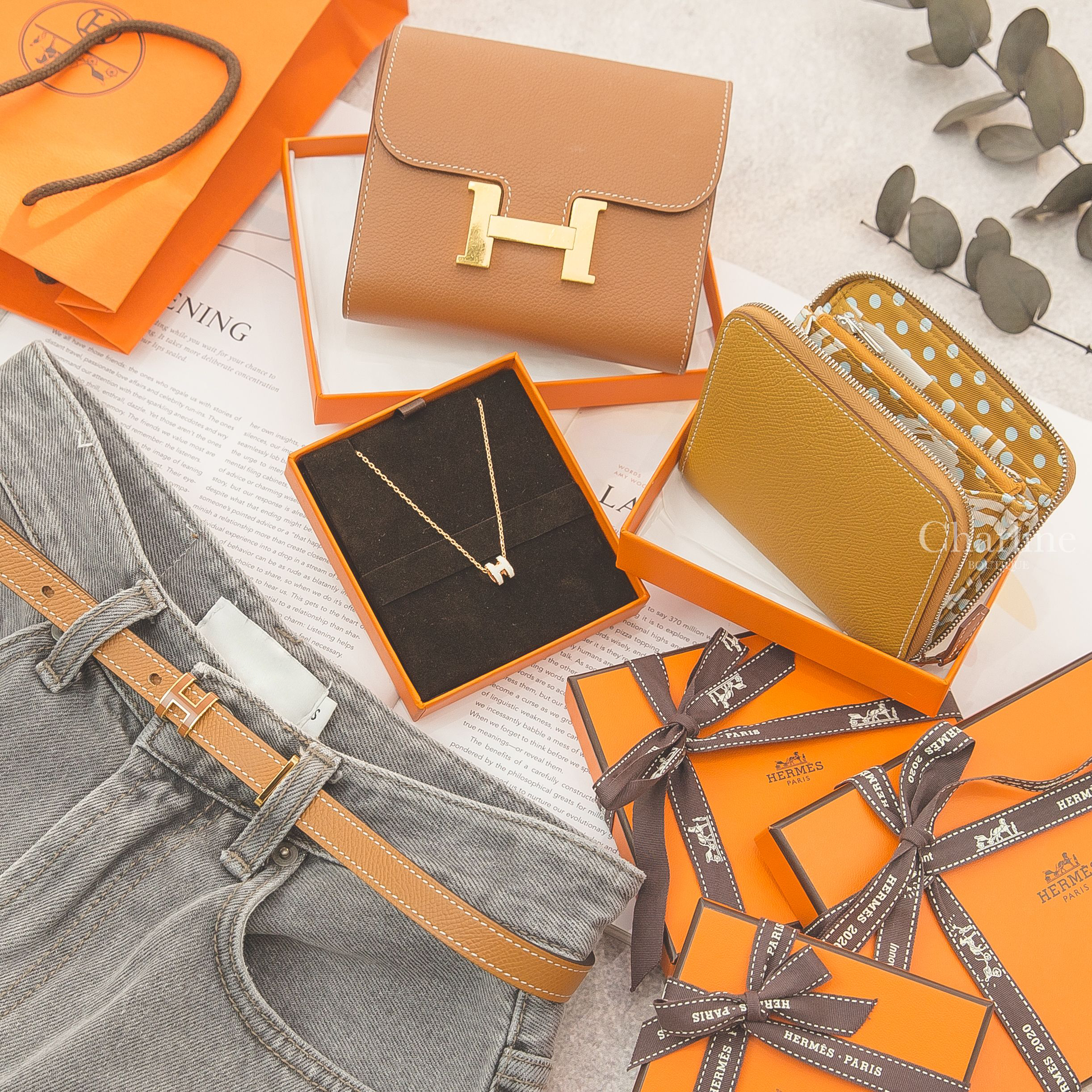 Hermès Mini Pop H Pendant 白色迷你珐瑯鍍玫瑰金簍空橢圓項鍊,芝麻黃色銀拉鍊絲巾短夾,焦糖色金釦短夾,Hermès Pop H 15 Belt 焦糖色金釦H皮帶-Charline Boutique 精品代購