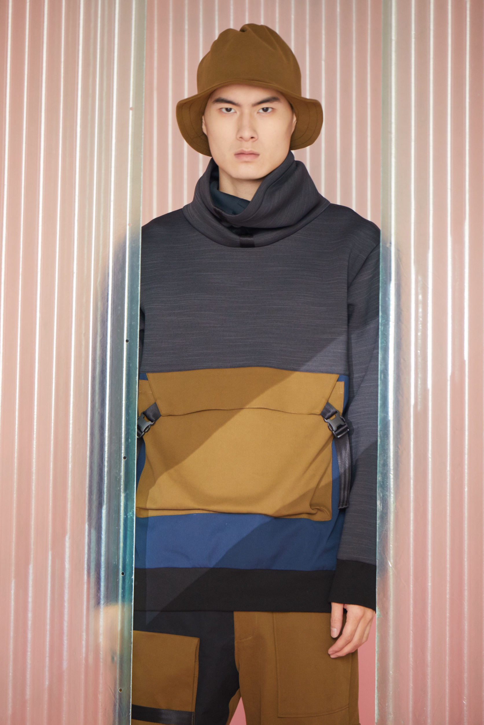 大高領口袋上衣 - 黑