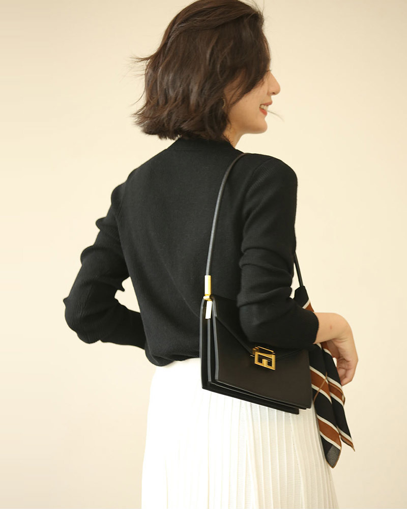 DEER.W V領蕾絲滾邊鈕釦坑條針織上衣 黑色