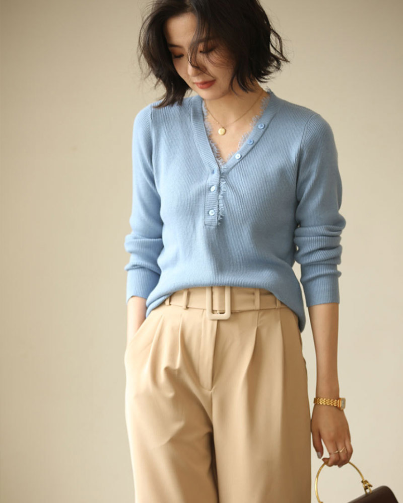 DEER.W V領蕾絲滾邊鈕釦坑條針織上衣 灰藍